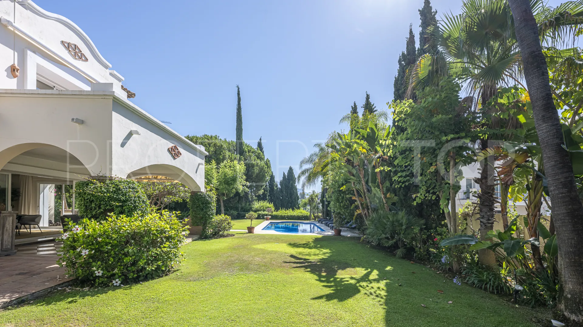 Buy villa in El Herrojo