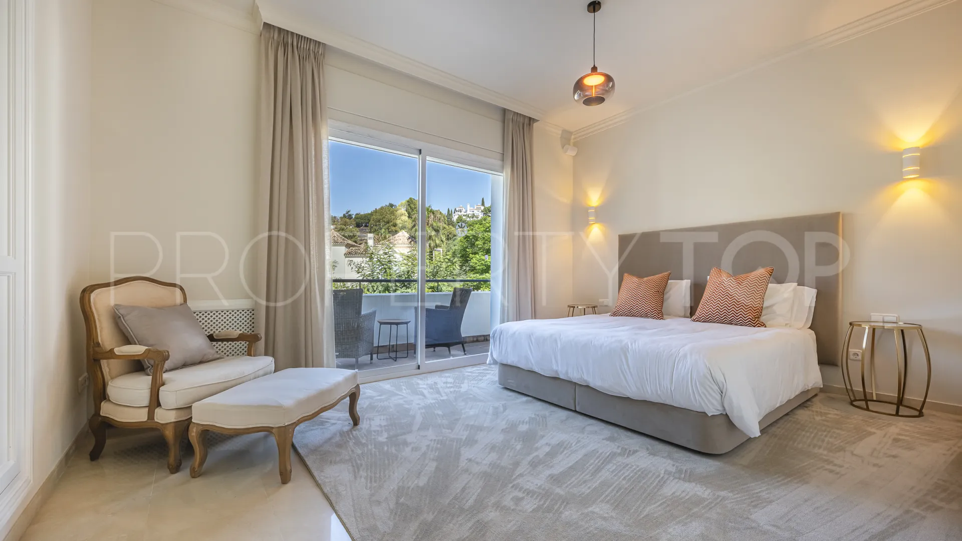 Buy villa in El Herrojo