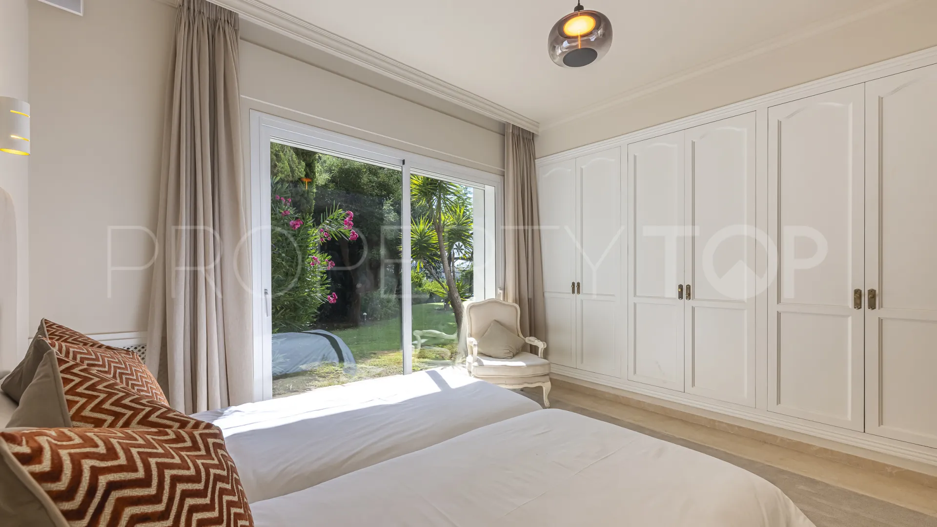 Buy villa in El Herrojo