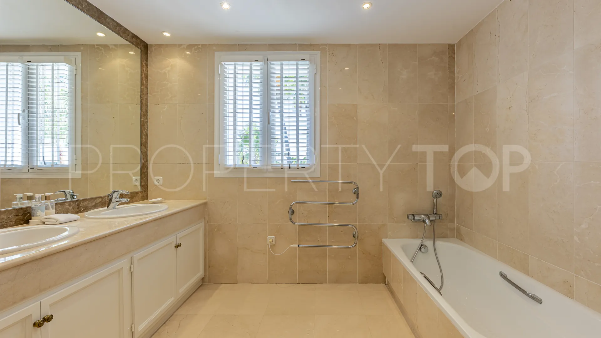 Buy villa in El Herrojo