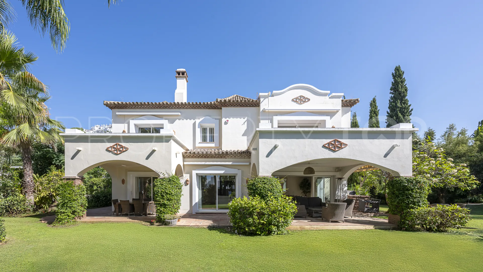 Buy villa in El Herrojo