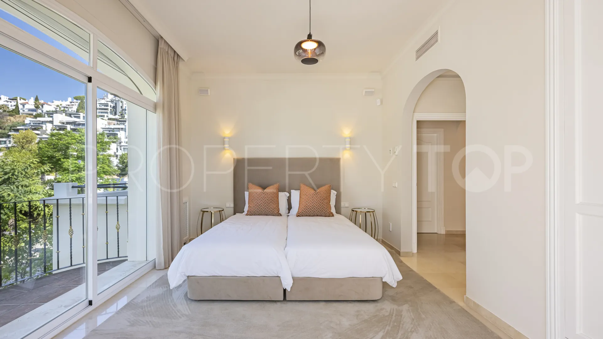 Buy villa in El Herrojo