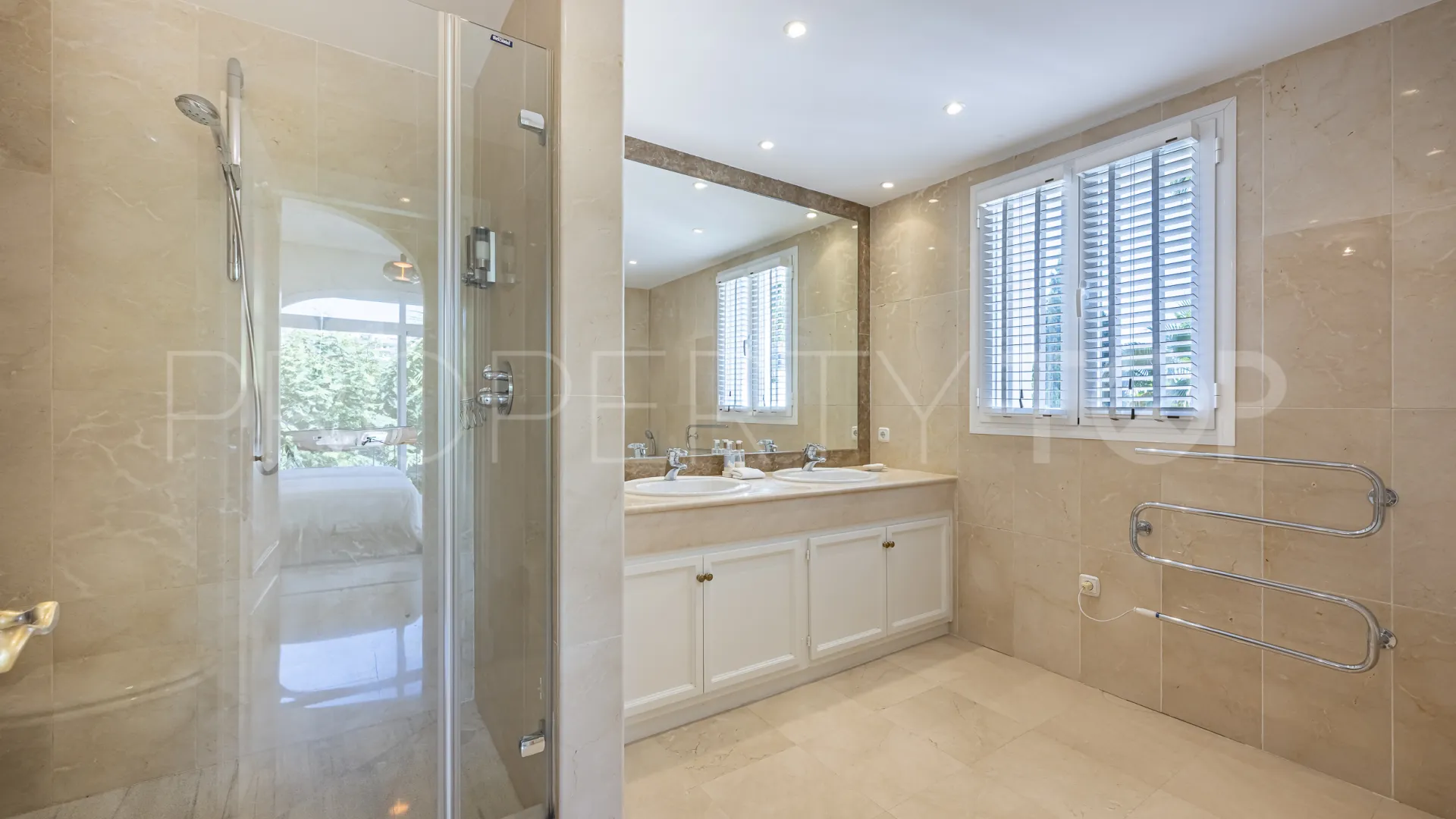 Buy villa in El Herrojo