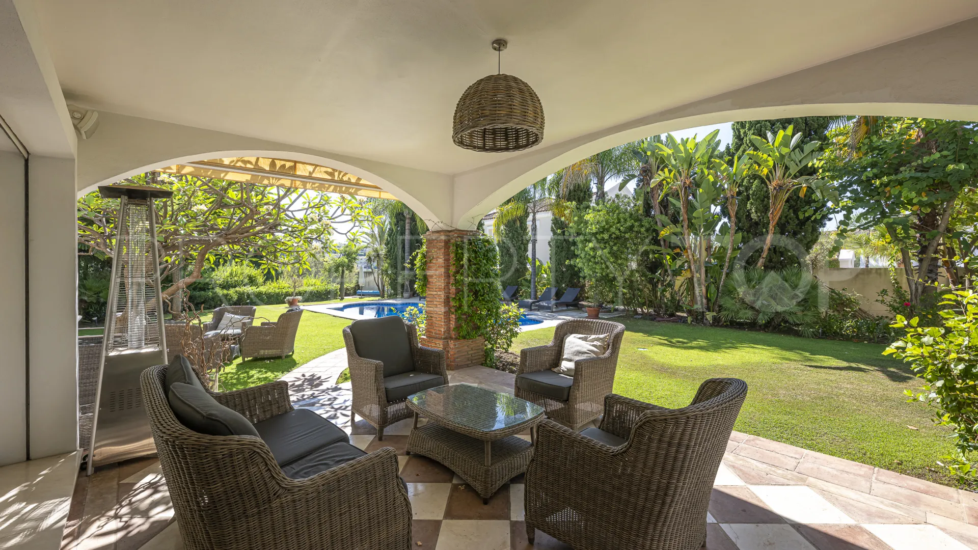 Buy villa in El Herrojo