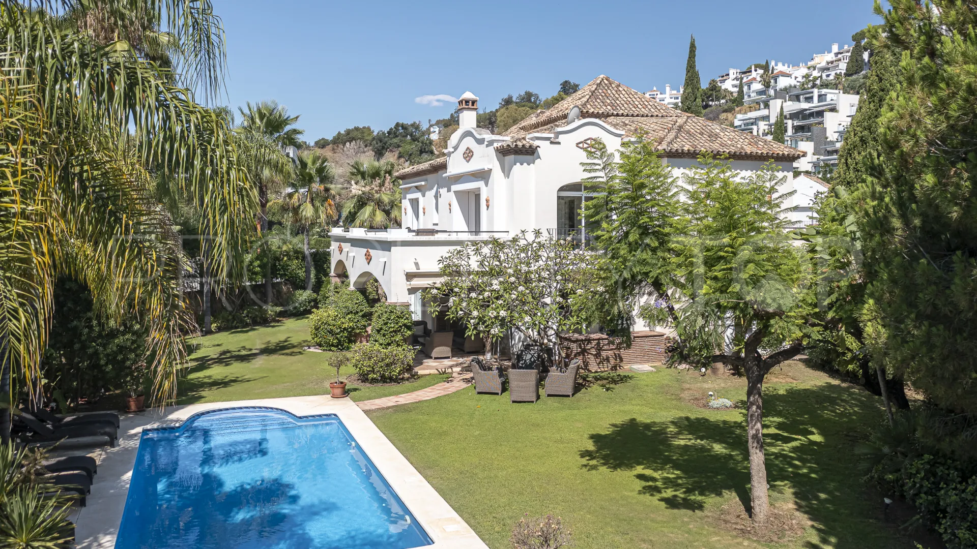 Buy villa in El Herrojo