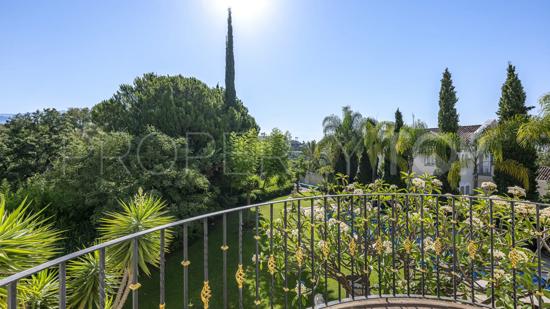 Buy villa in El Herrojo