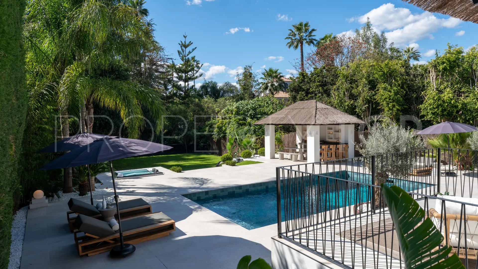 Se vende villa con 5 dormitorios en Nueva Andalucia