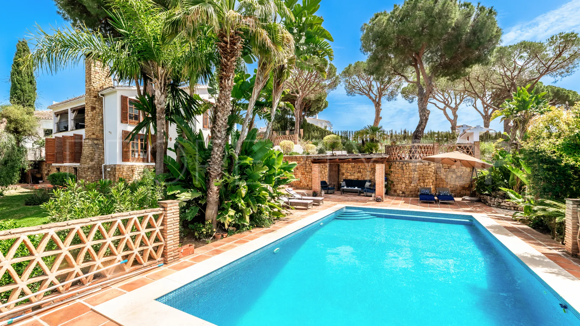 Comprar villa en Elviria