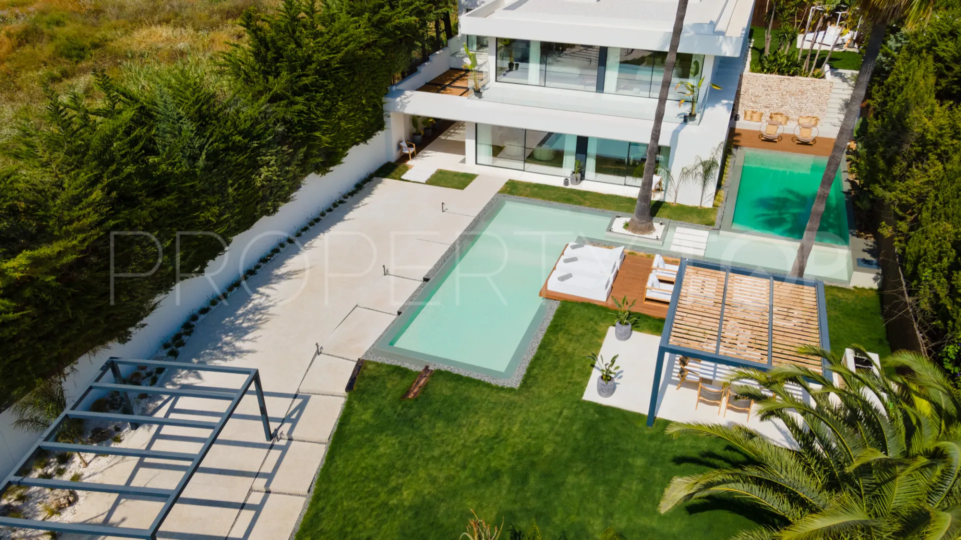 For sale villa in Nueva Andalucia with 4 bedrooms