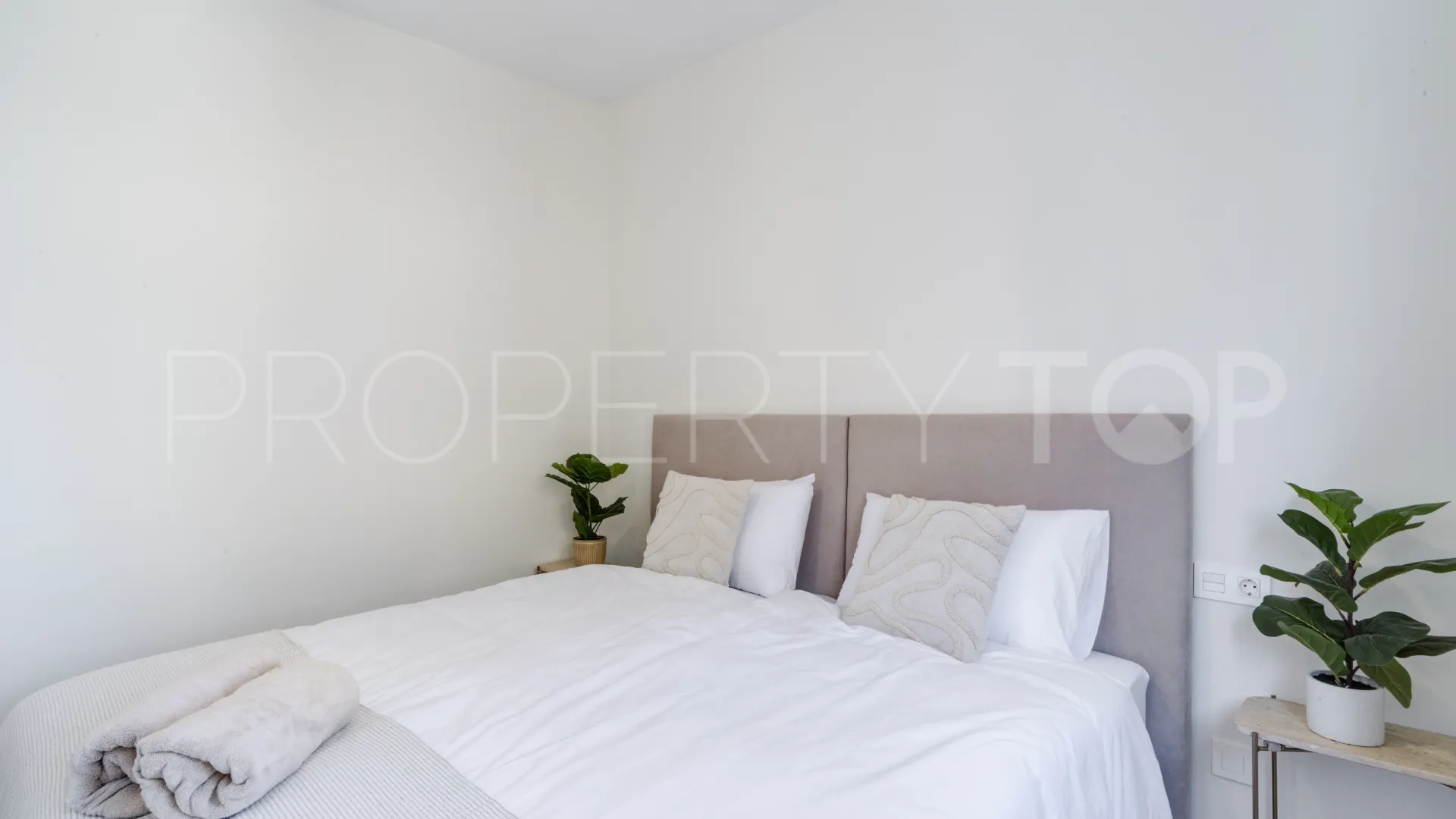 Apartment for sale in Estepona Puerto