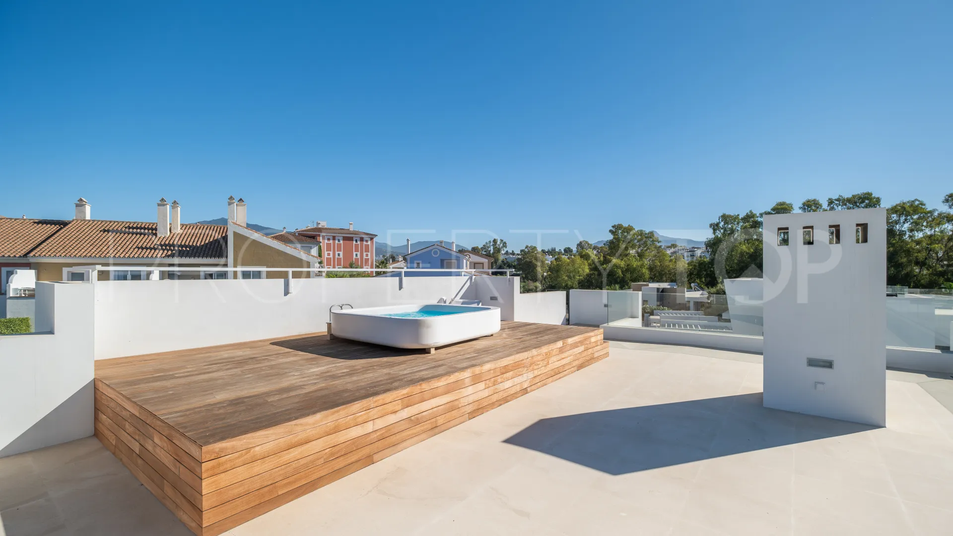 For sale El Paraiso villa with 6 bedrooms