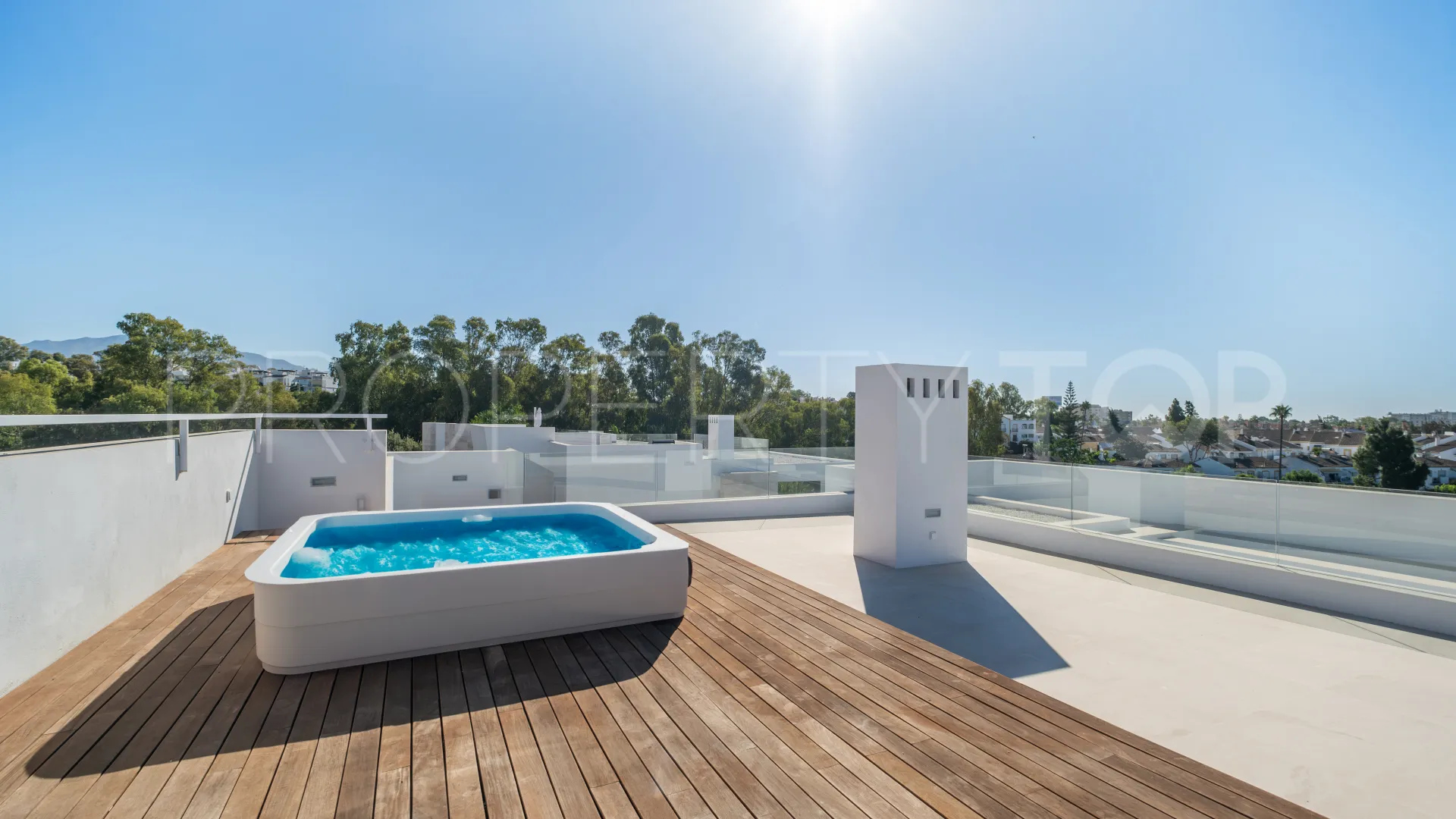 For sale El Paraiso villa with 6 bedrooms
