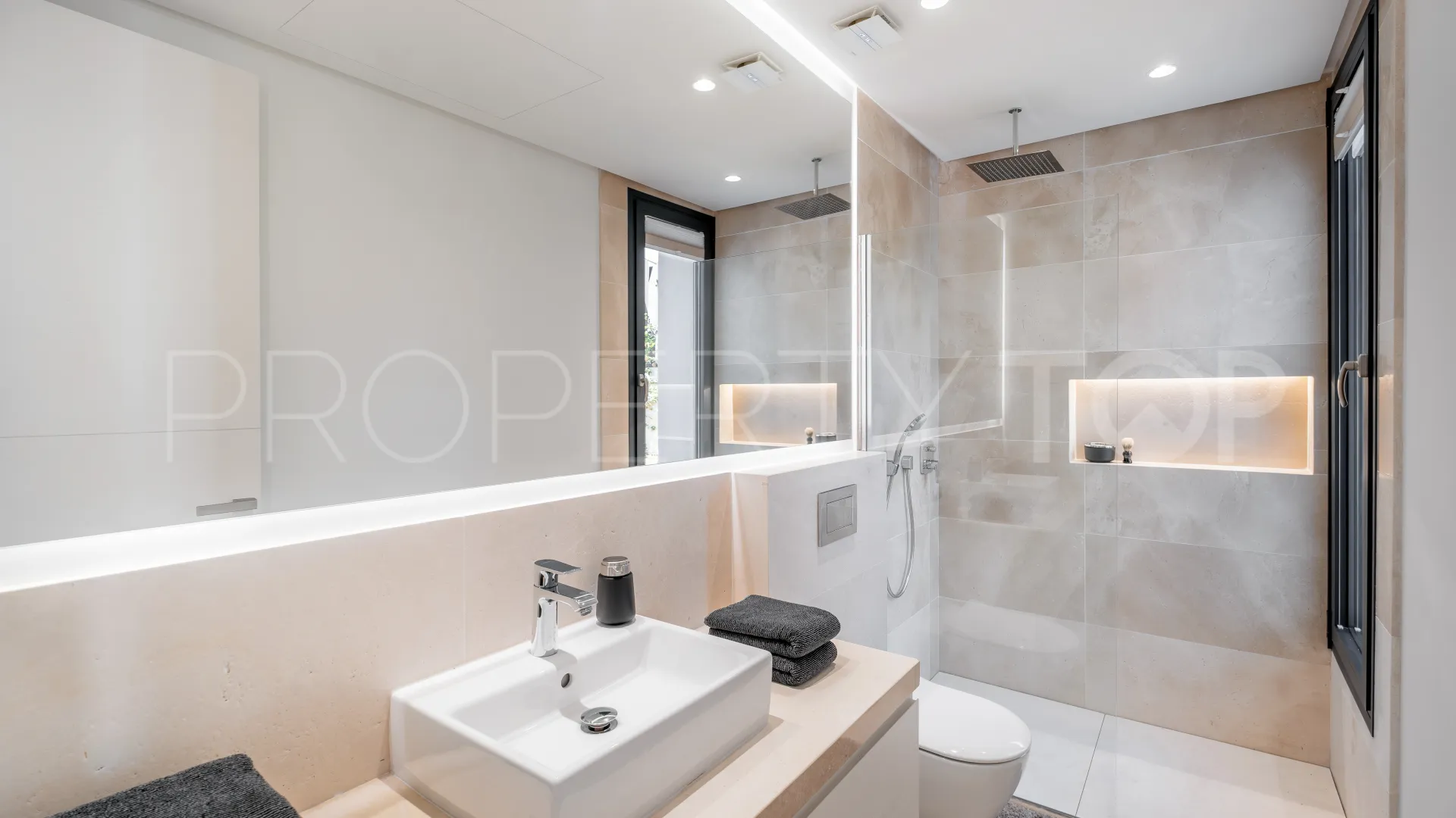 For sale El Paraiso villa with 6 bedrooms