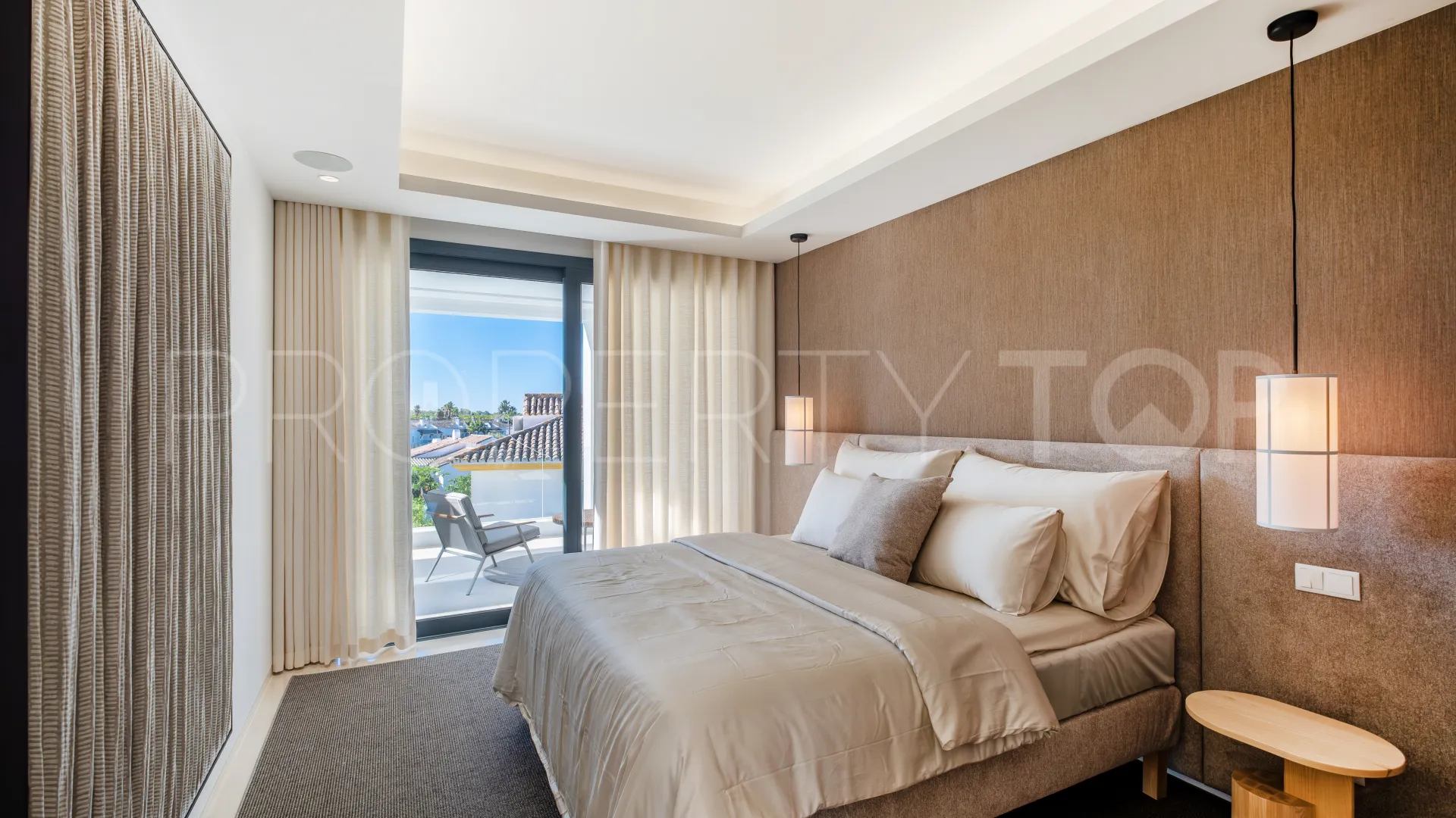 For sale El Paraiso villa with 6 bedrooms