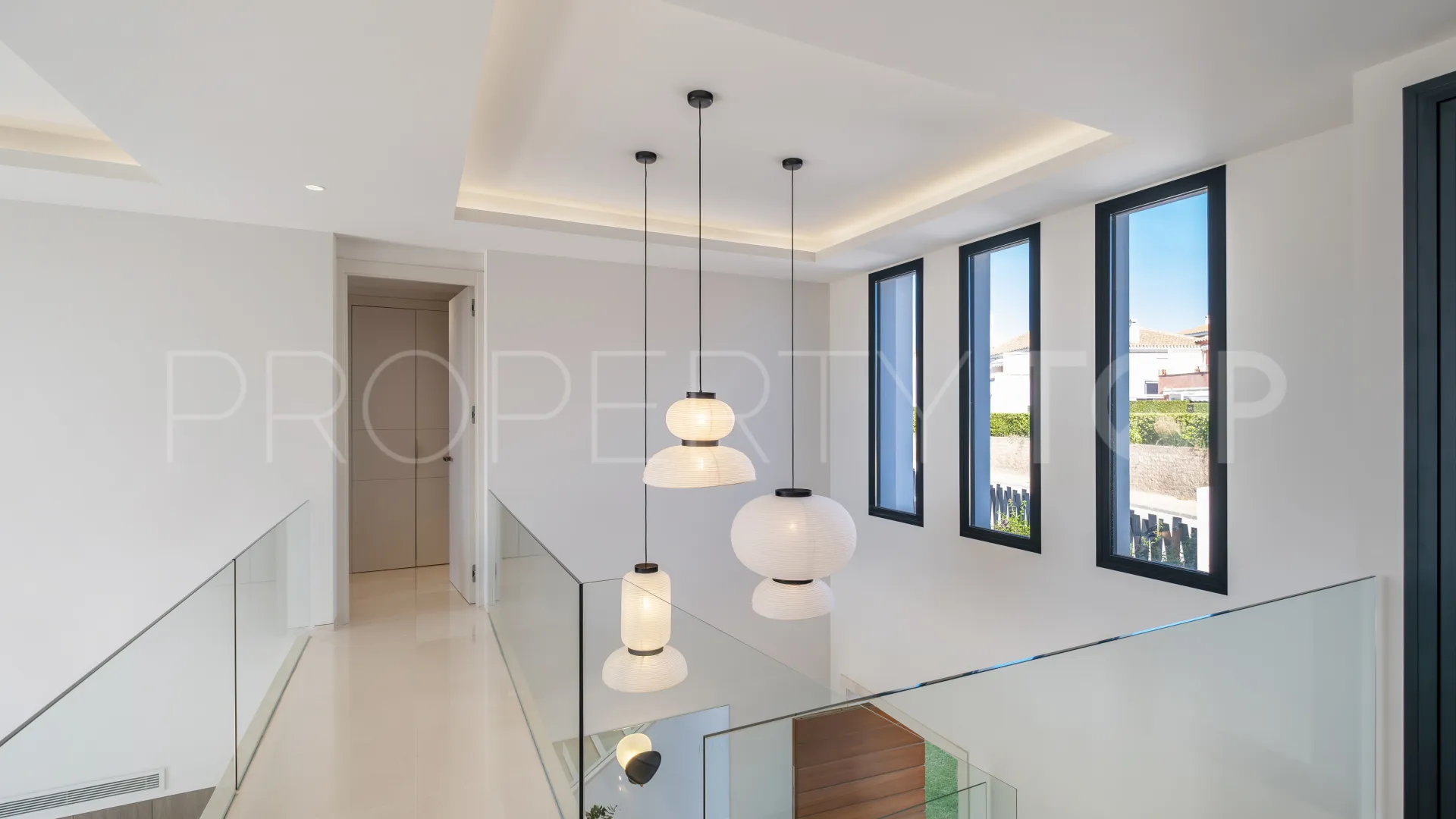 For sale El Paraiso villa with 6 bedrooms