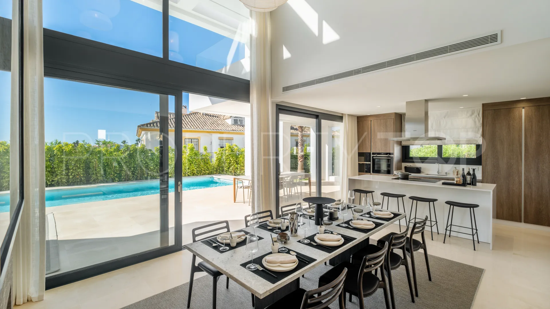 For sale El Paraiso villa with 6 bedrooms