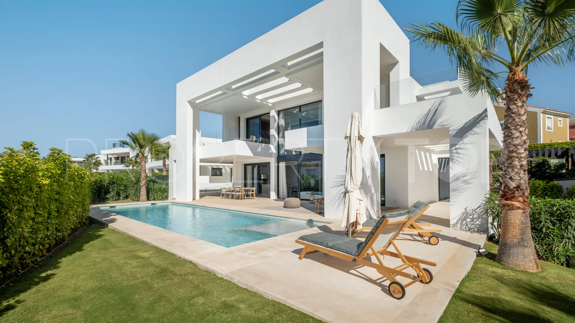 For sale El Paraiso villa with 6 bedrooms