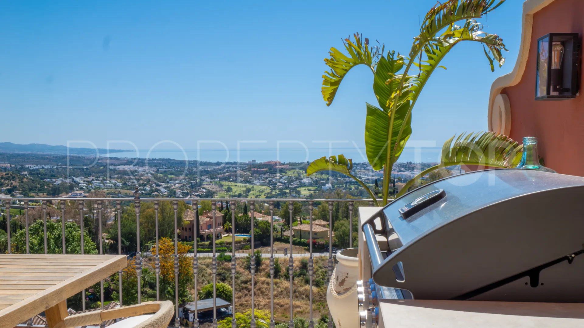 Duplex penthouse for sale in Benahavis