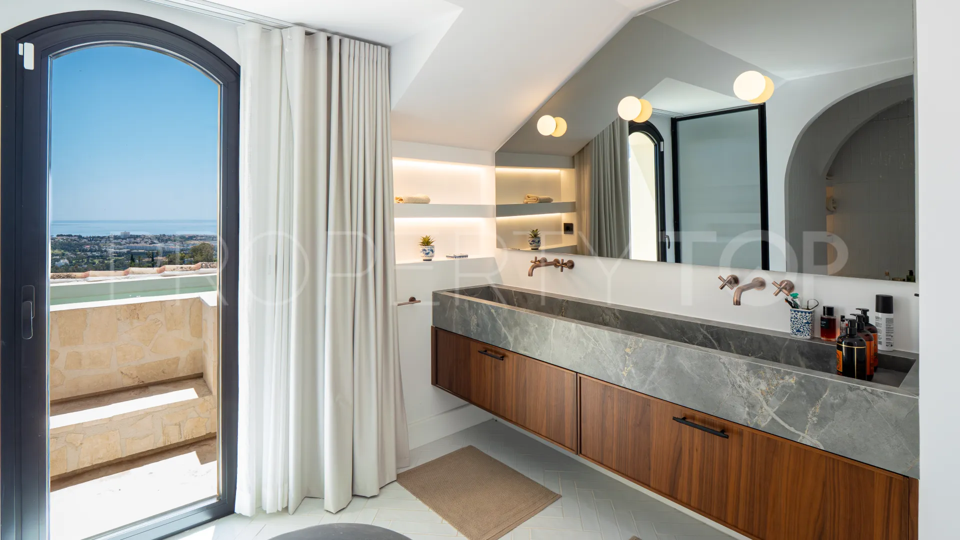 Duplex penthouse for sale in Benahavis
