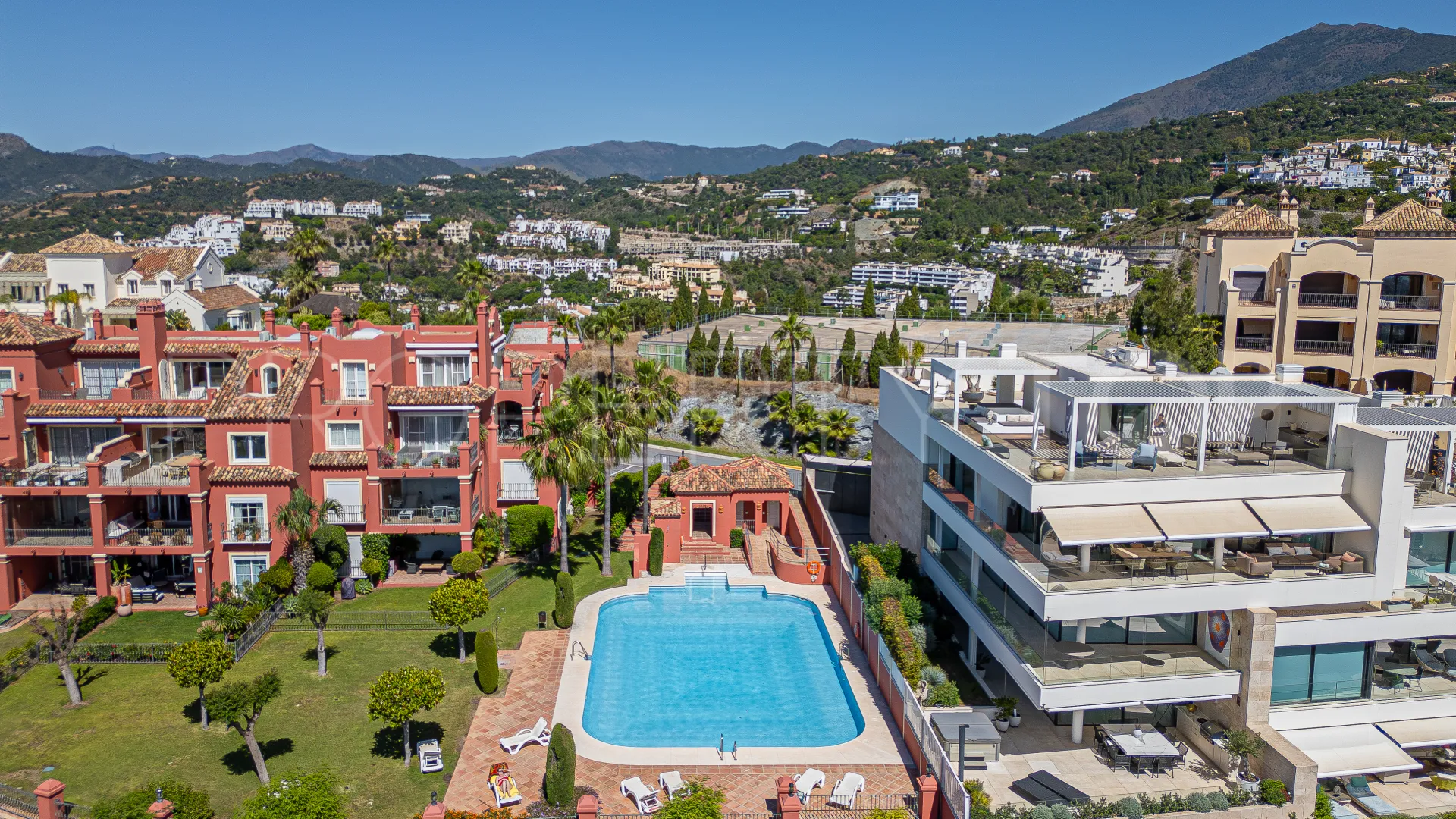 Duplex penthouse for sale in Benahavis