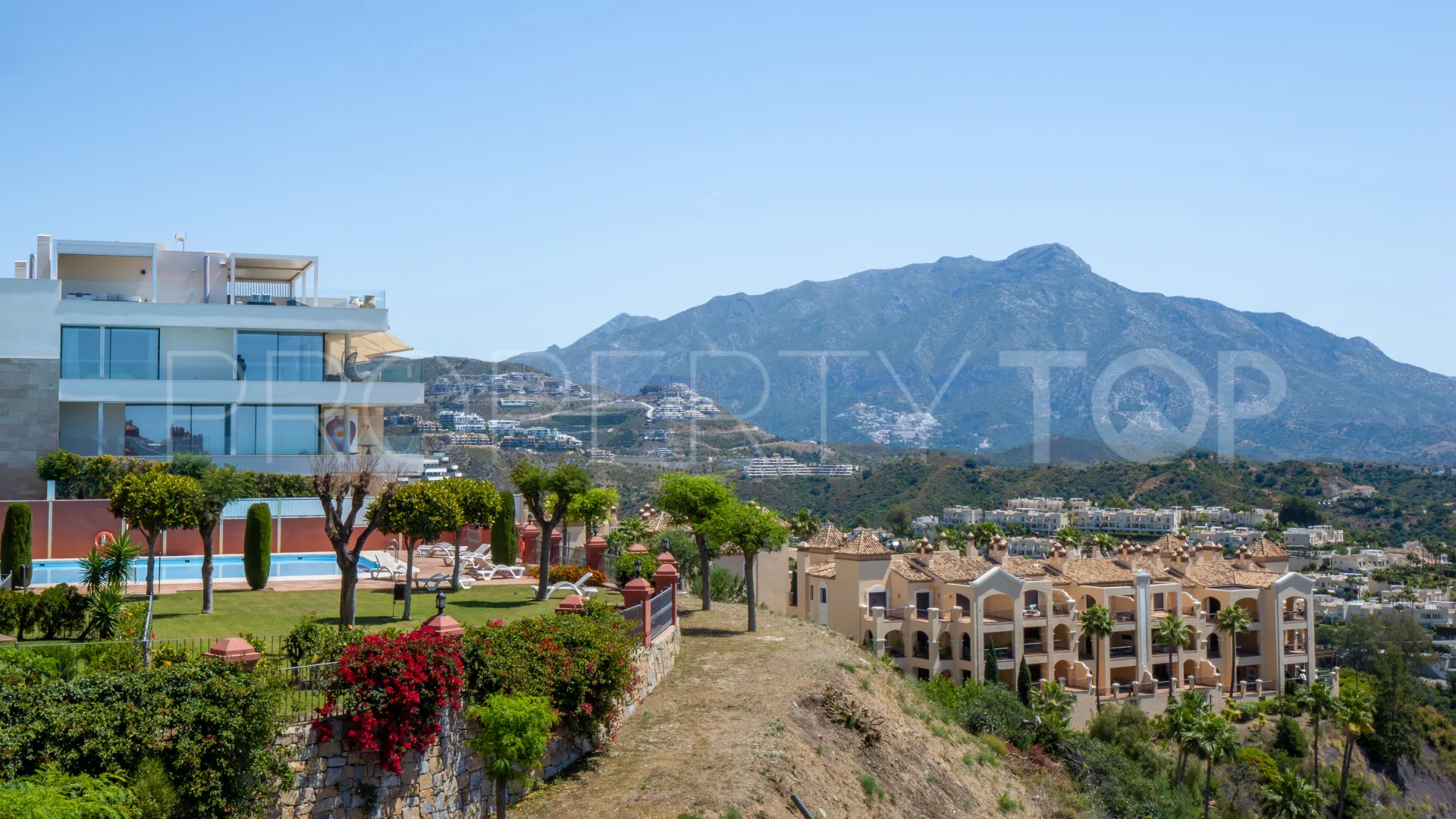 Duplex penthouse for sale in Benahavis