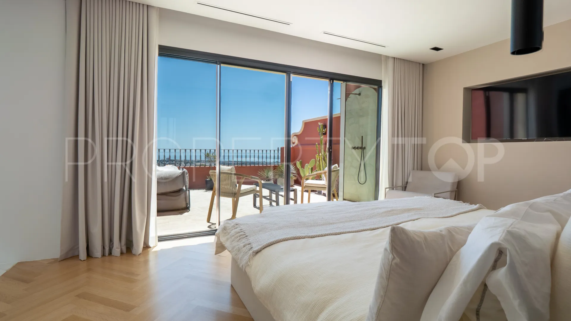 Duplex penthouse for sale in Benahavis