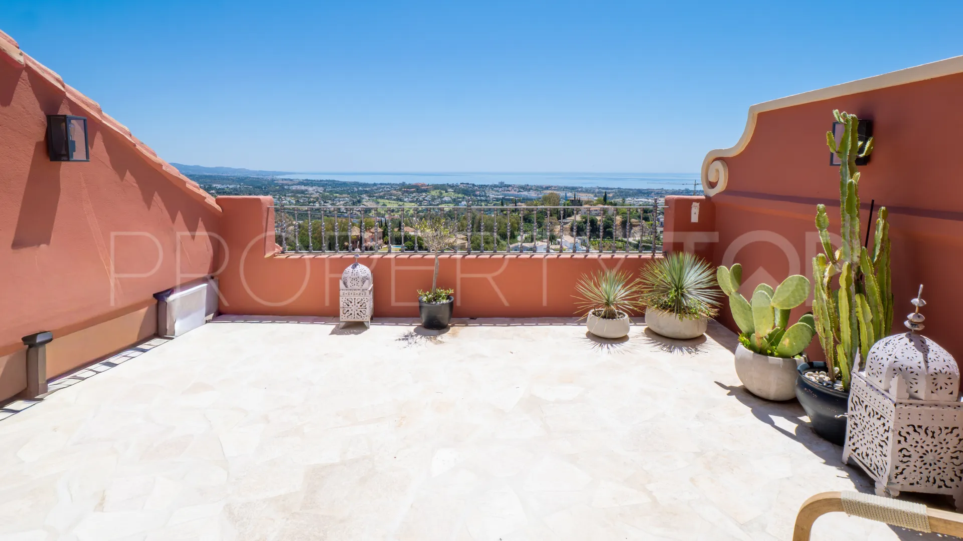Duplex penthouse for sale in Benahavis