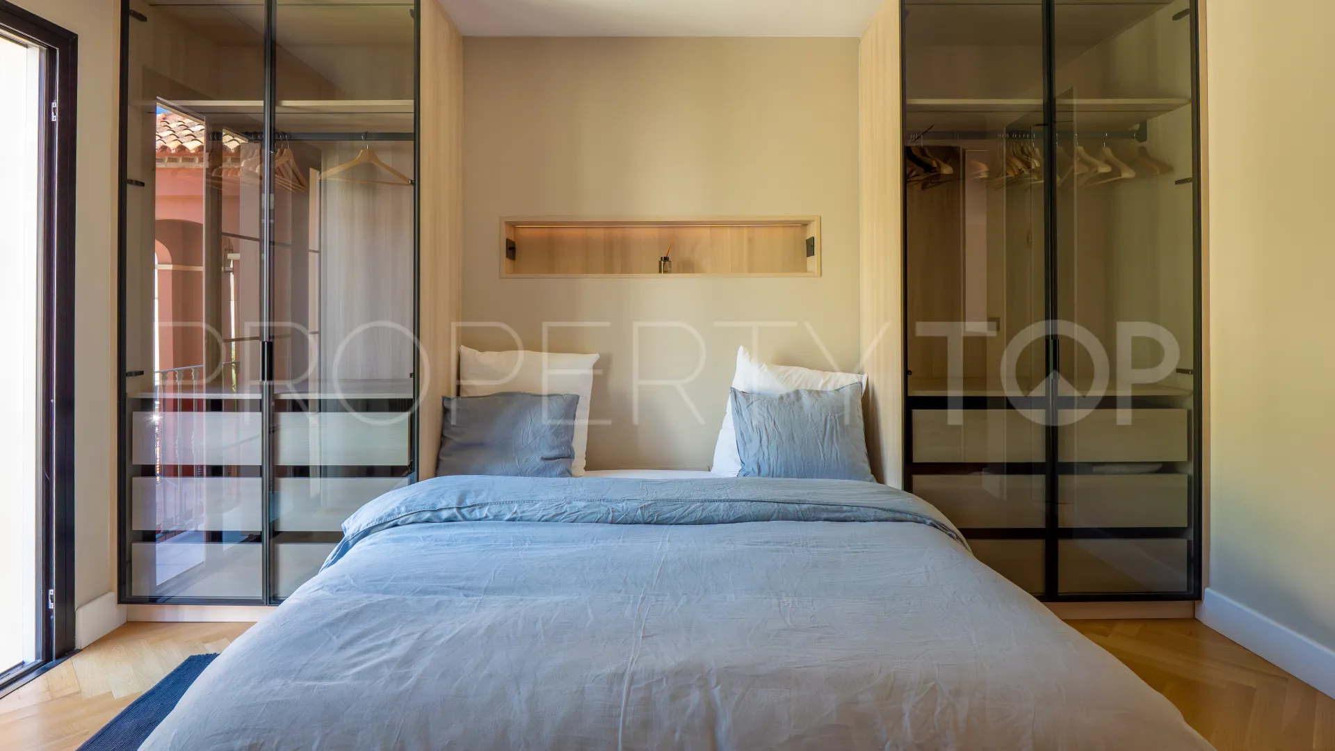 Duplex penthouse for sale in Benahavis