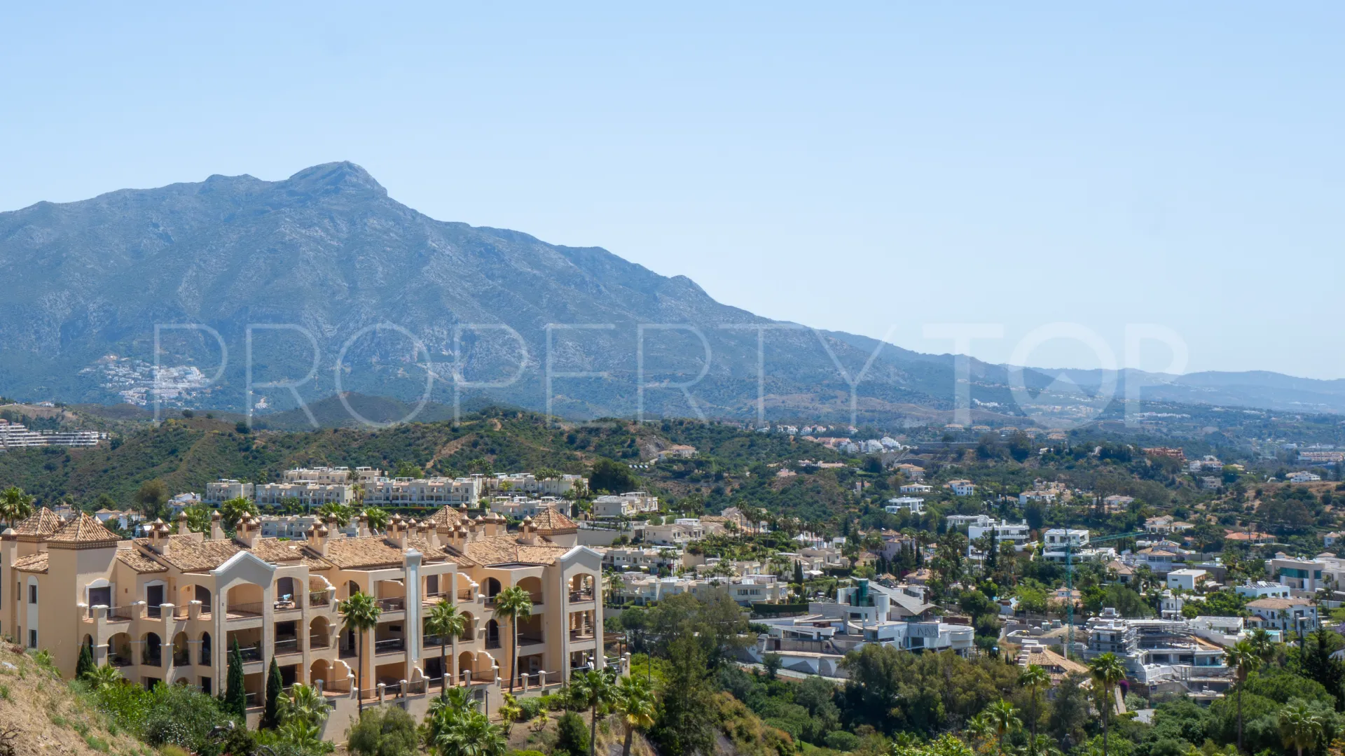 Duplex penthouse for sale in Benahavis