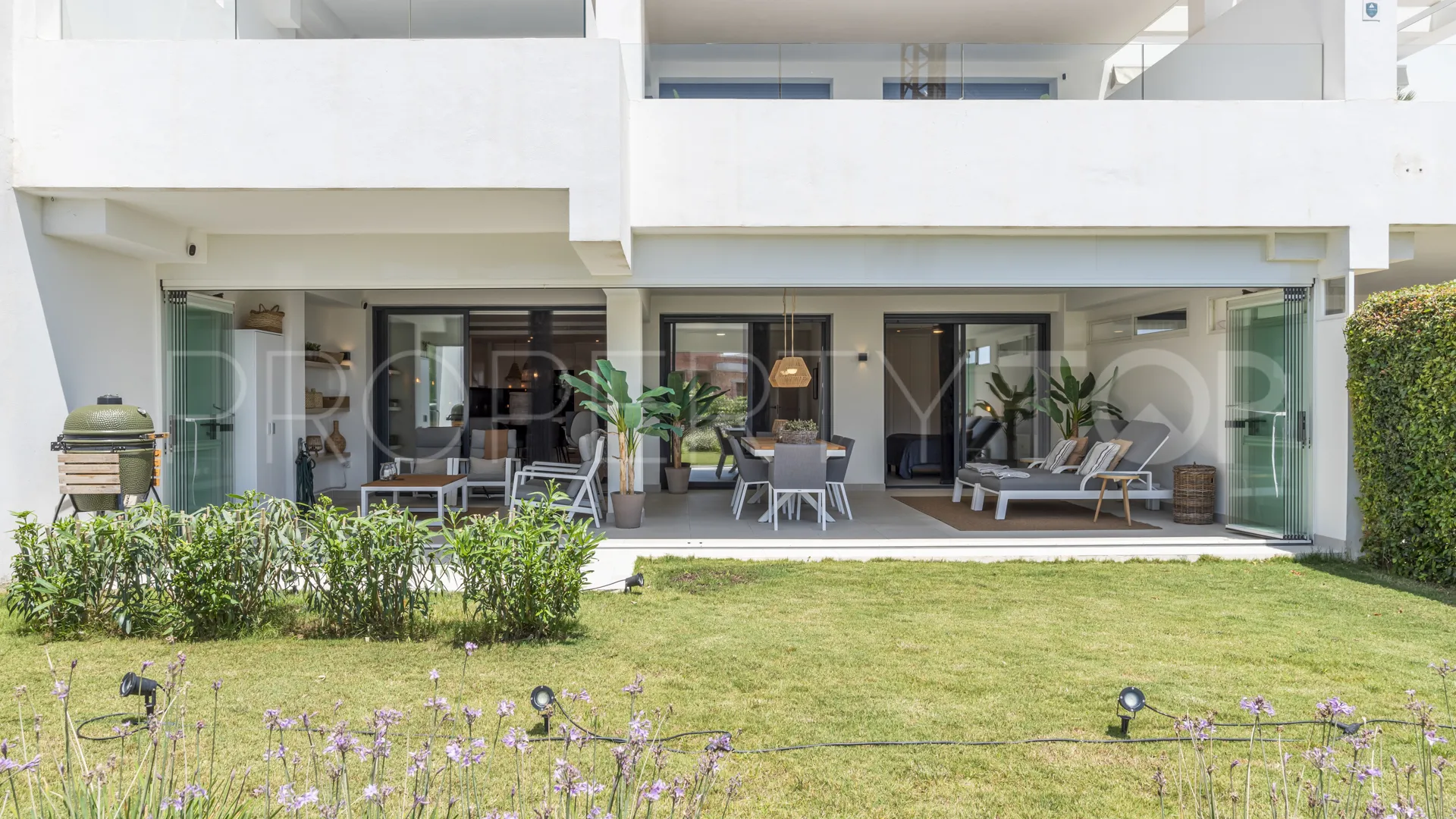 For sale ground floor apartment in Estepona Golf