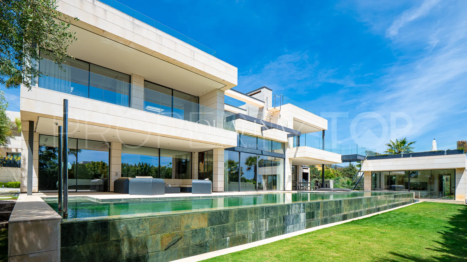 Villa for sale in Las Lomas del Marbella Club