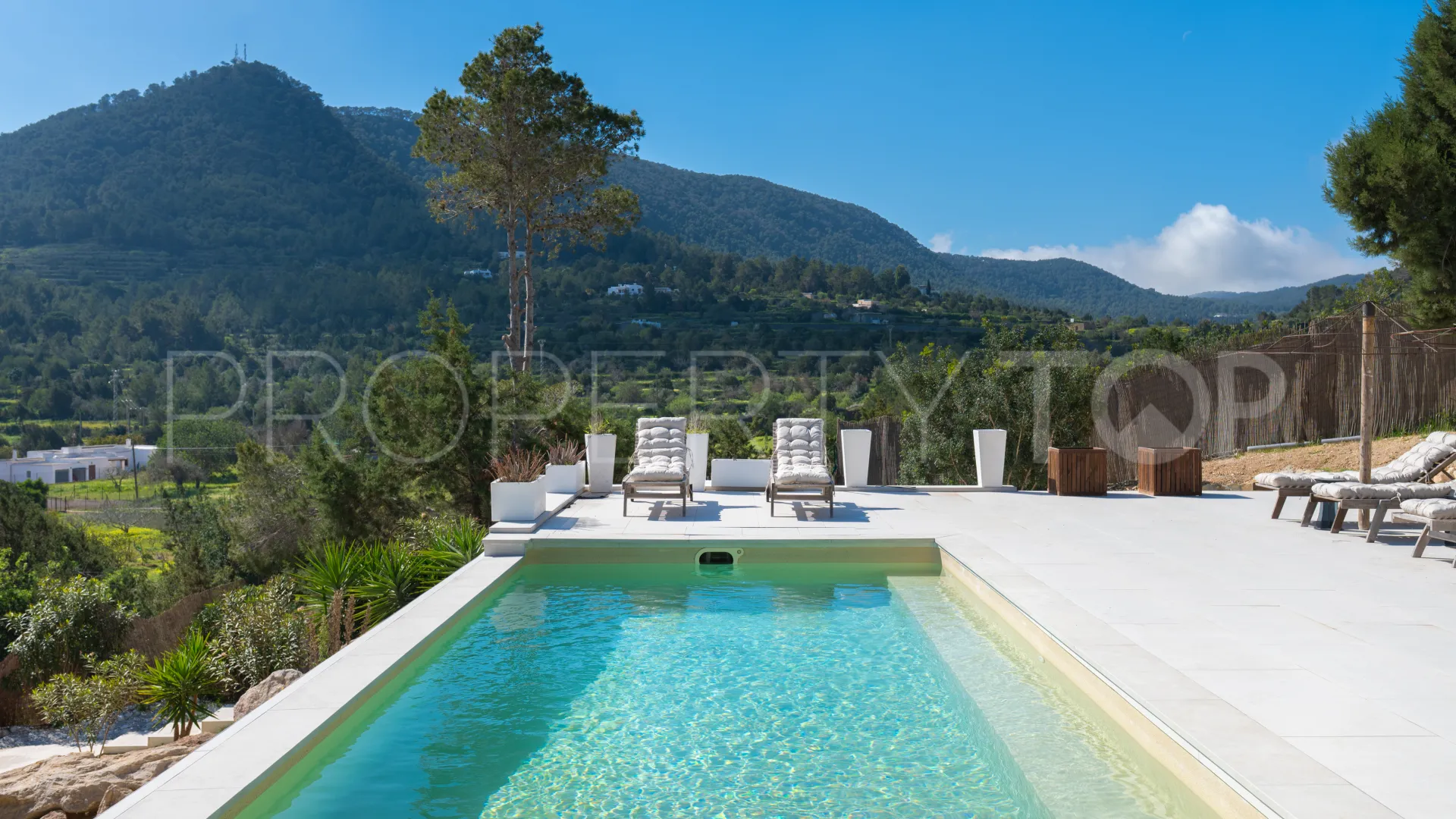 Villa for sale in San José with 4 bedrooms