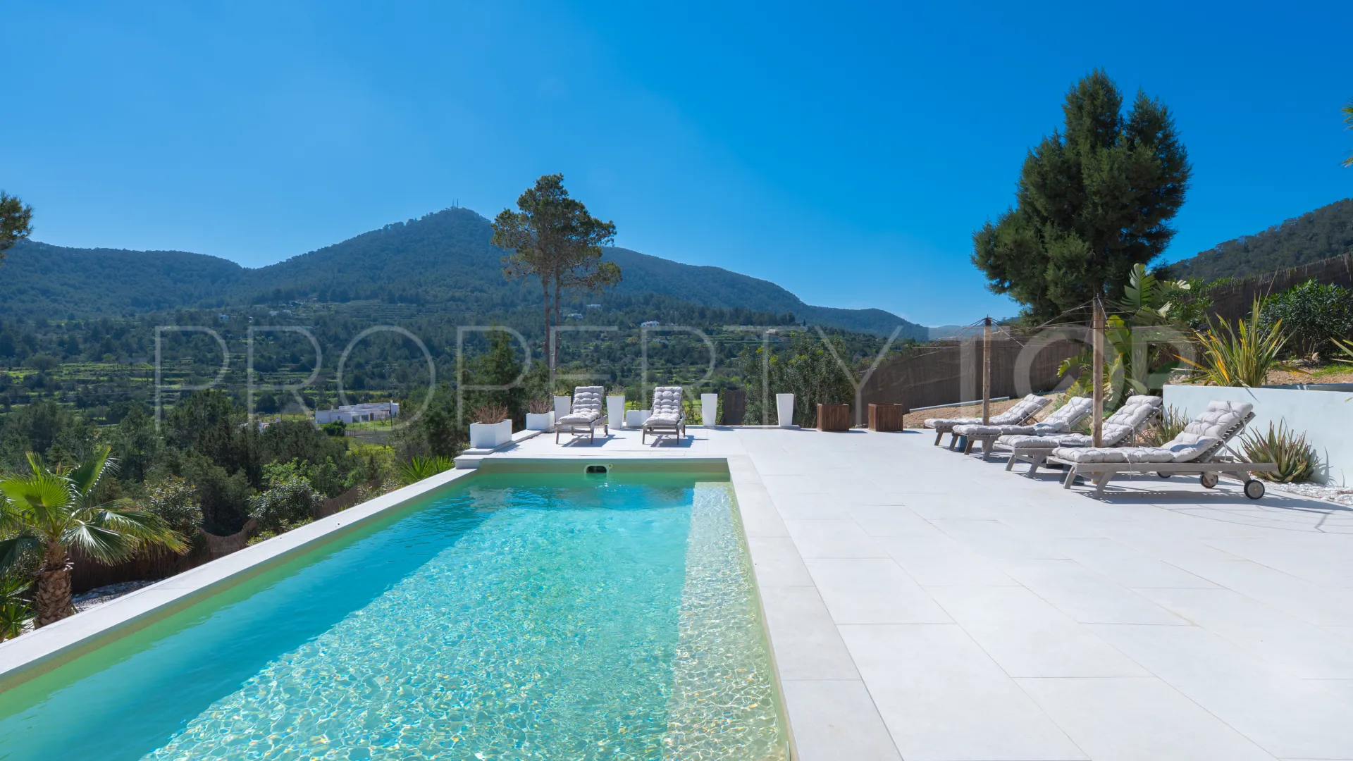 Villa for sale in San José with 4 bedrooms