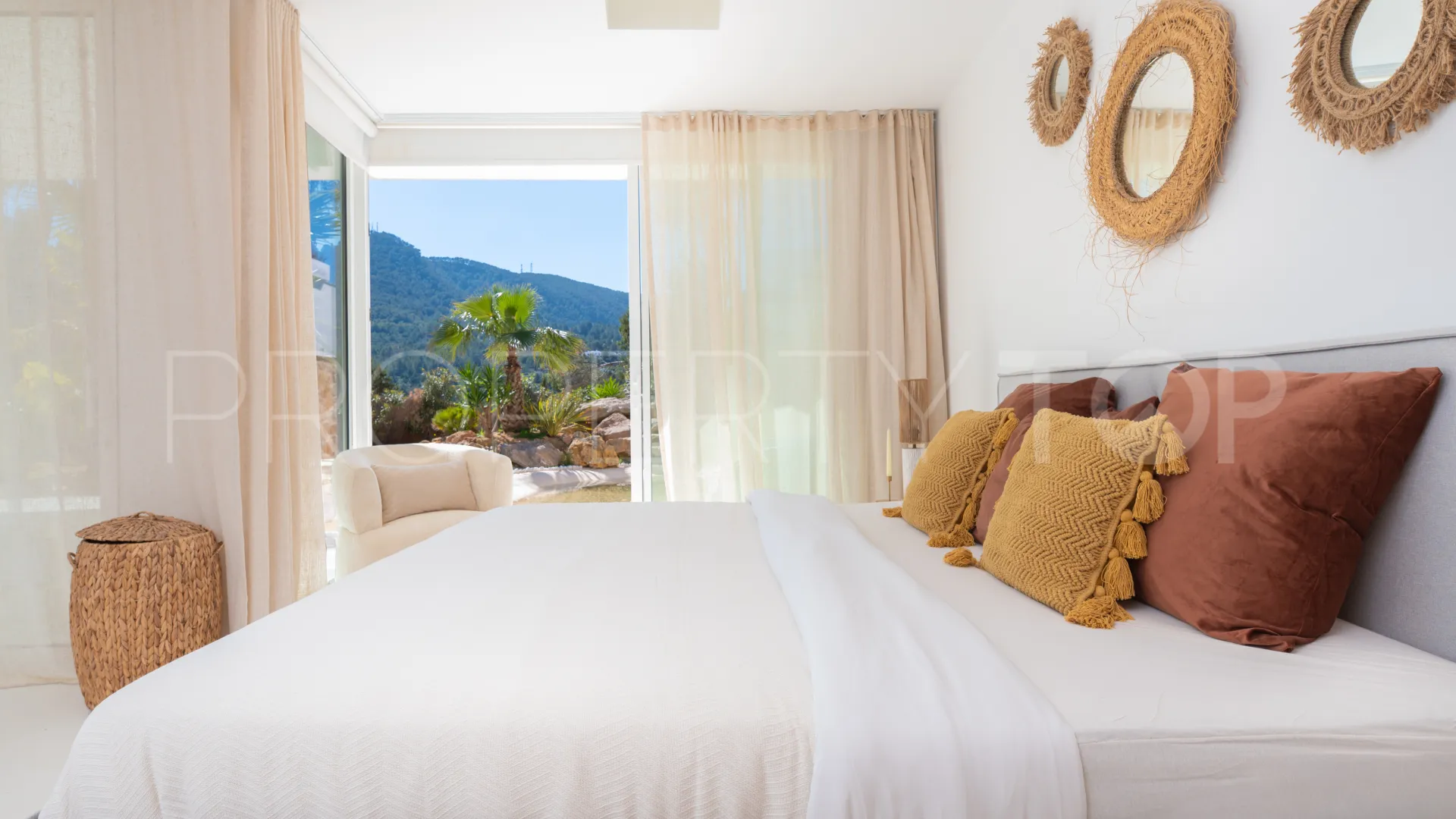 Villa for sale in San José with 4 bedrooms