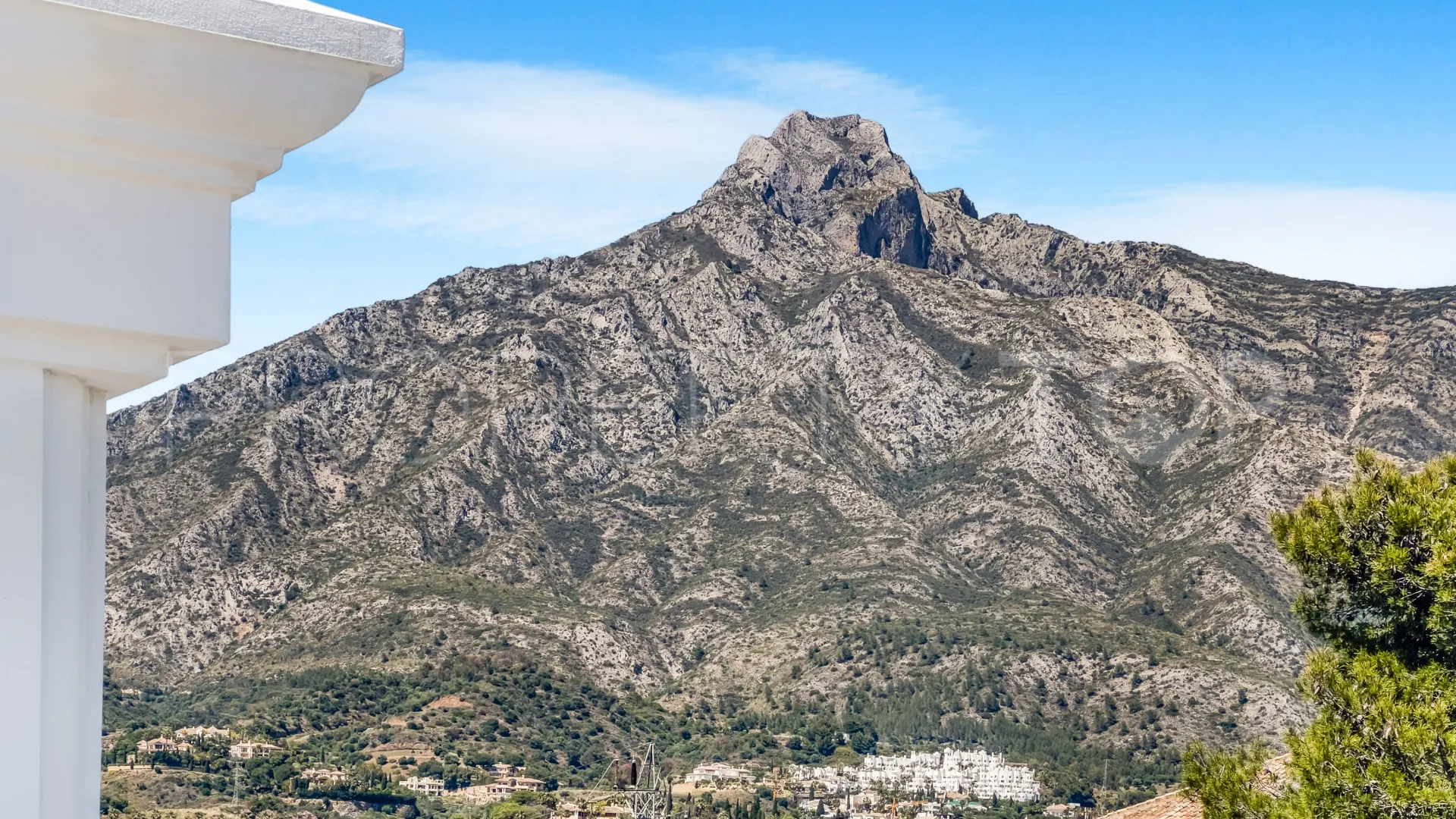 Villa for sale in Las Lomas de Marbella with 6 bedrooms