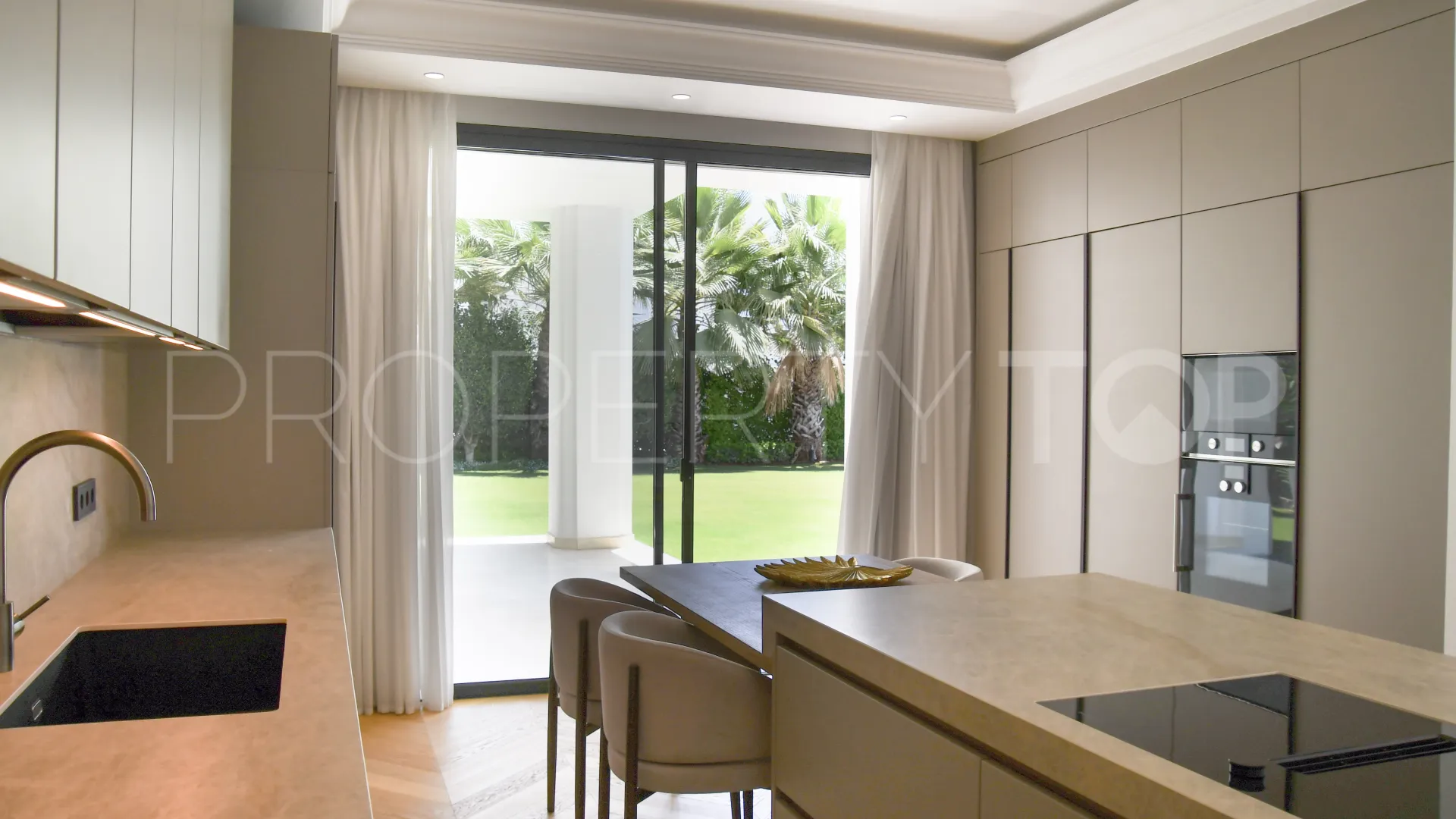 Villa for sale in Las Lomas de Marbella with 6 bedrooms