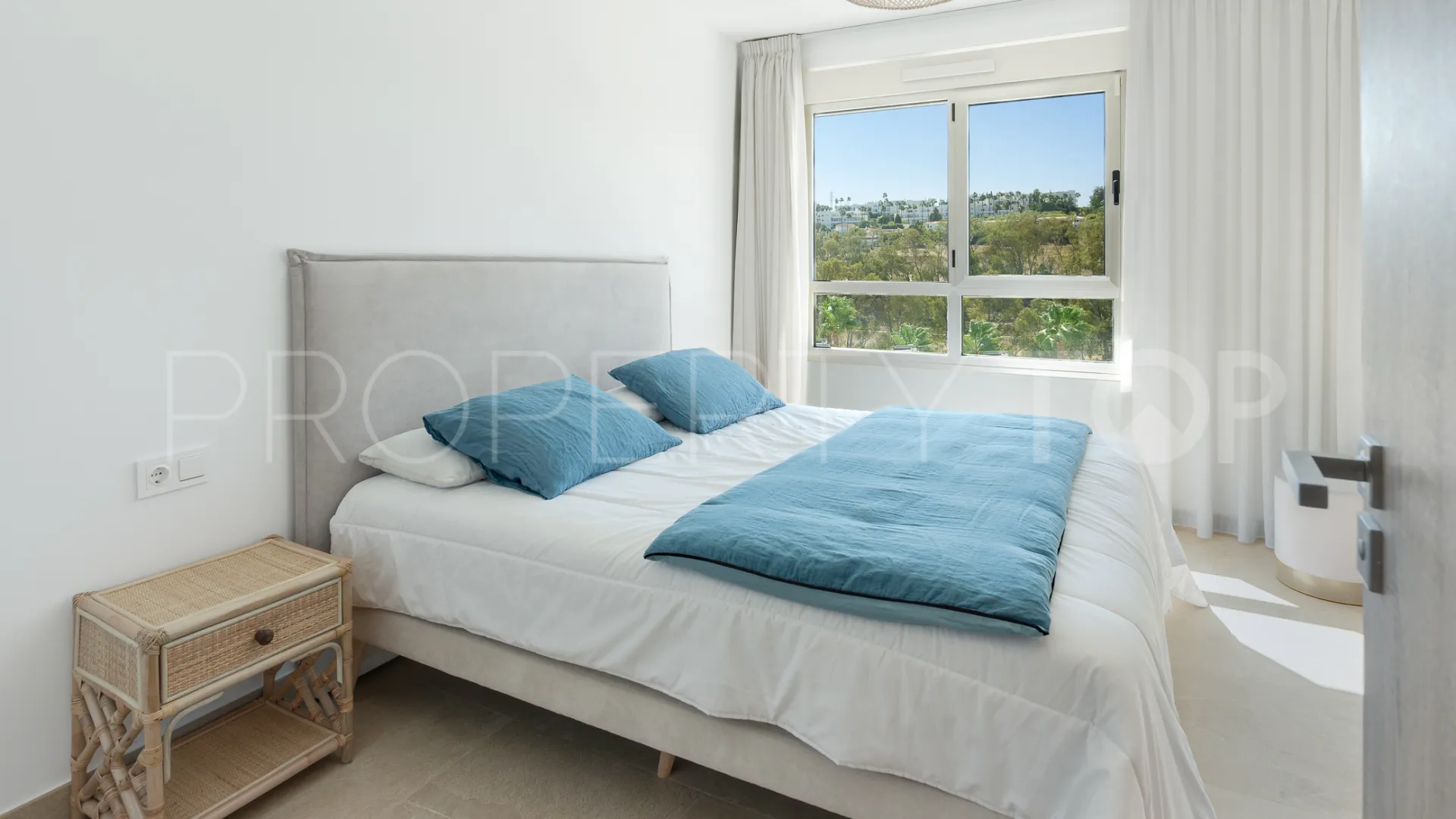 For sale 3 bedrooms town house in Estepona