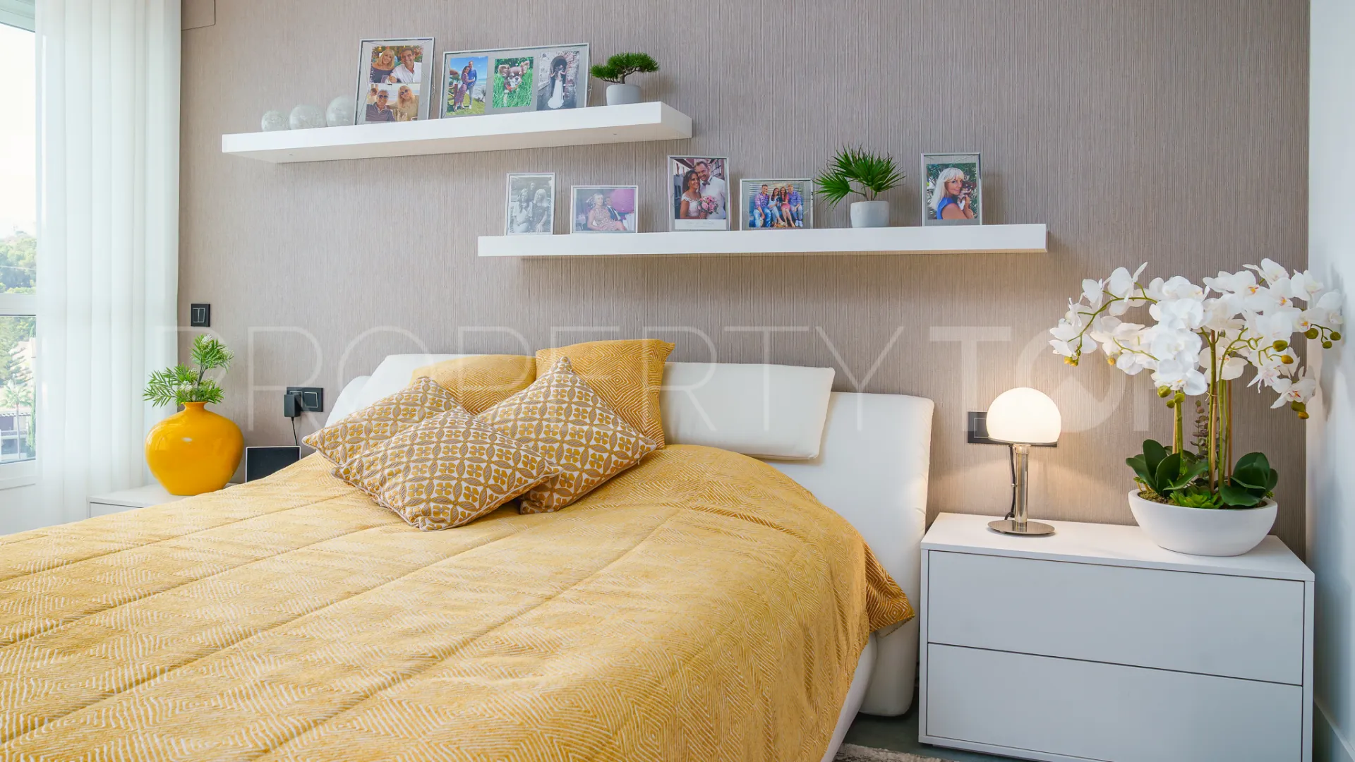 Buy apartment in Benahavis