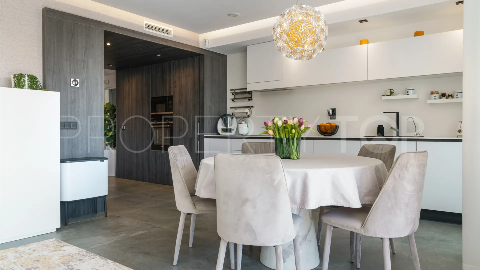 Buy apartment in Benahavis