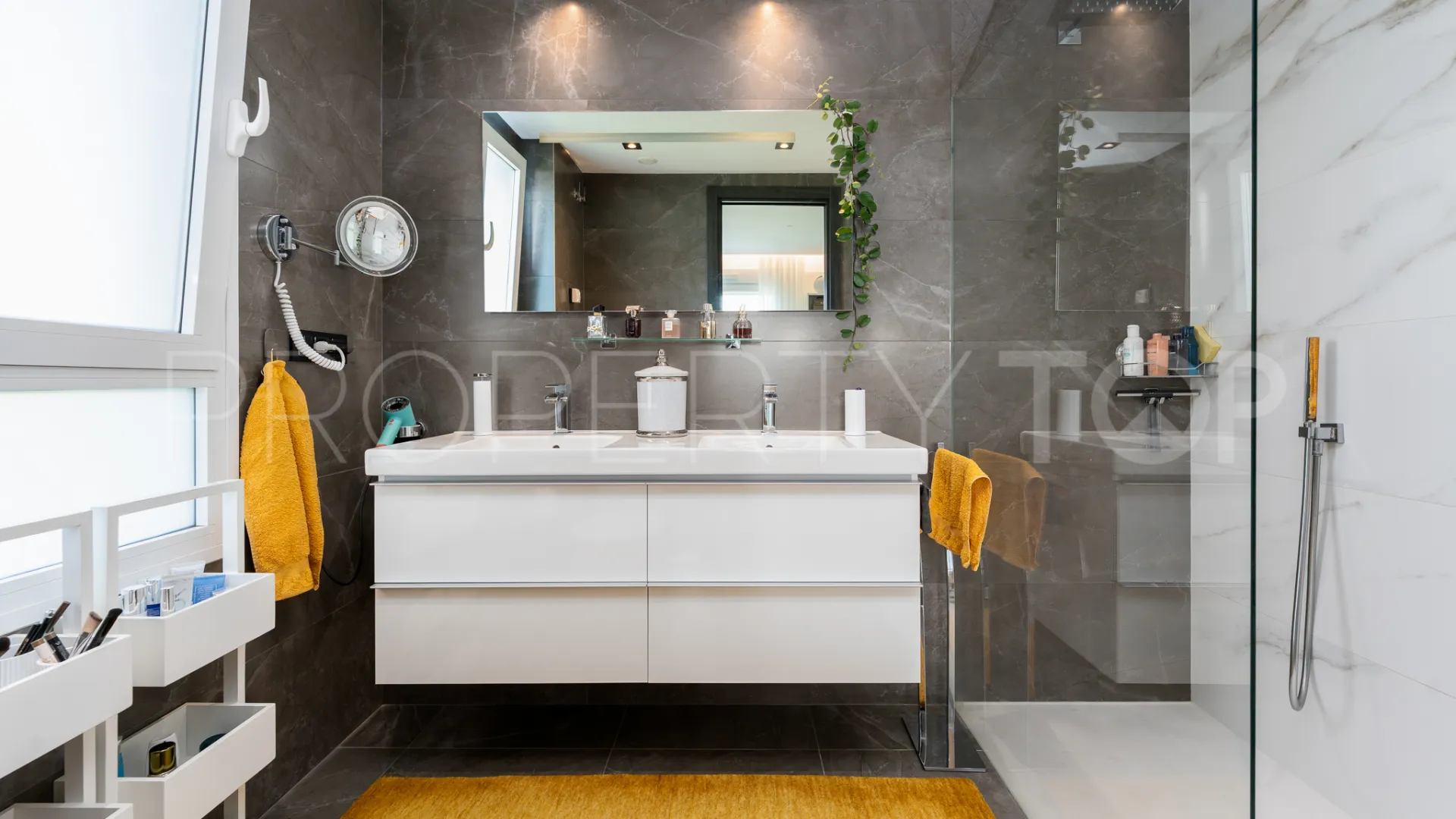 Buy apartment in Benahavis