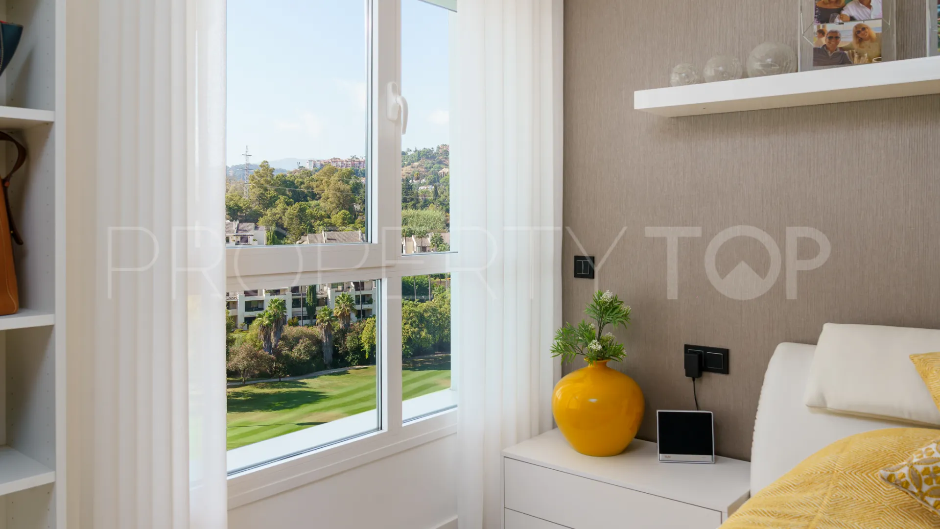 Buy apartment in Benahavis