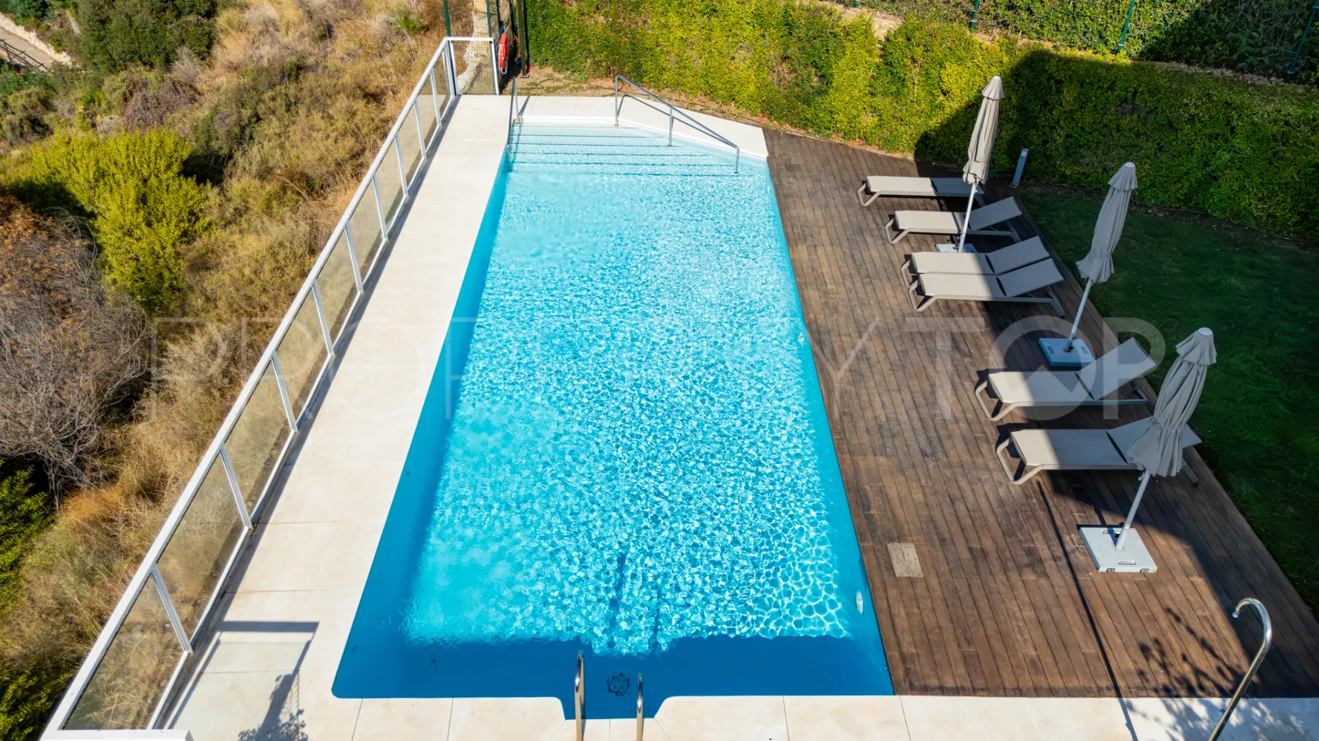 Buy apartment in Benahavis