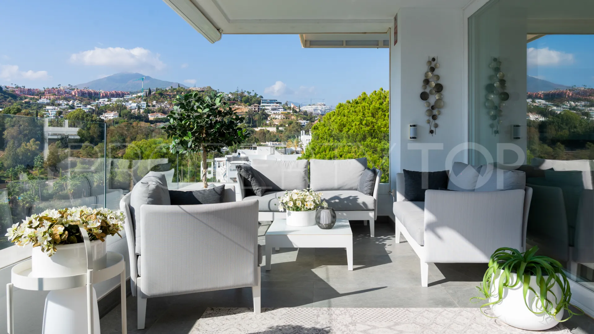 Buy apartment in Benahavis