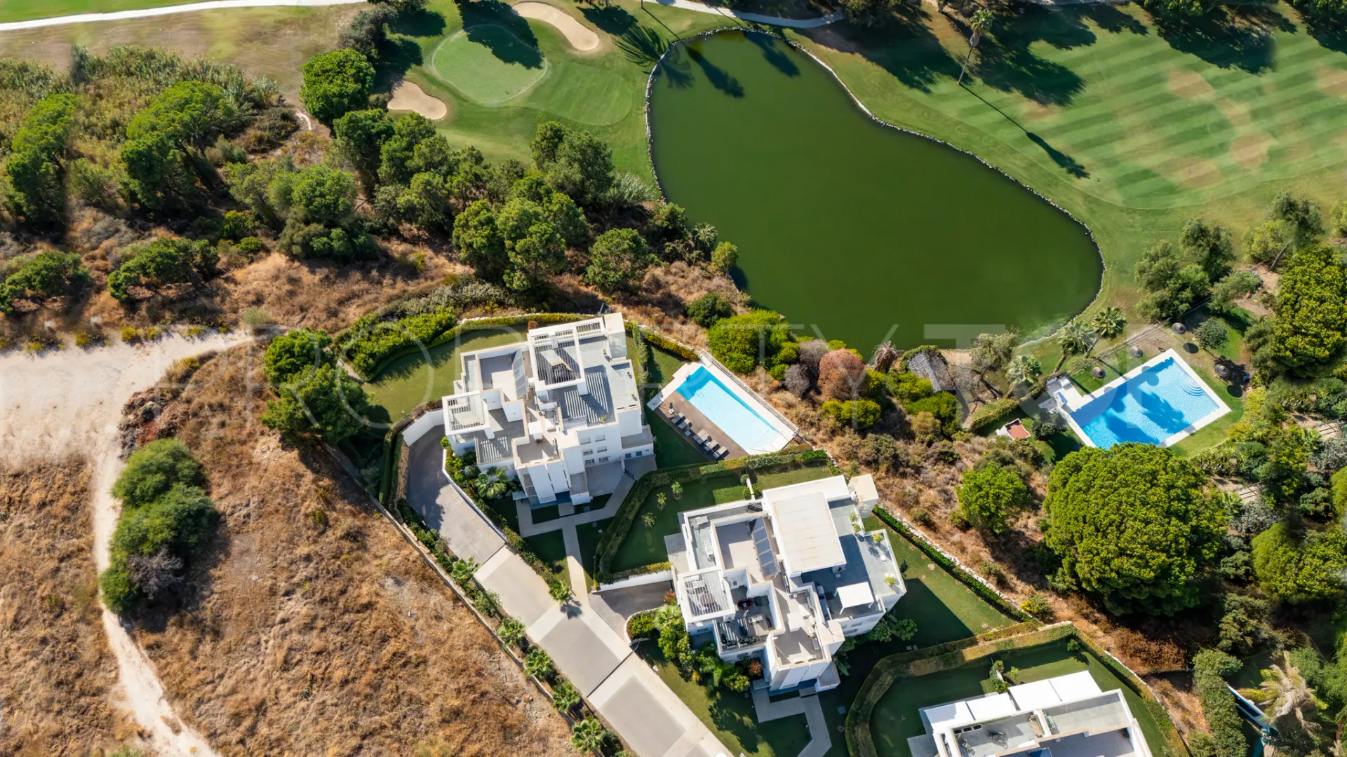 Buy apartment in Benahavis