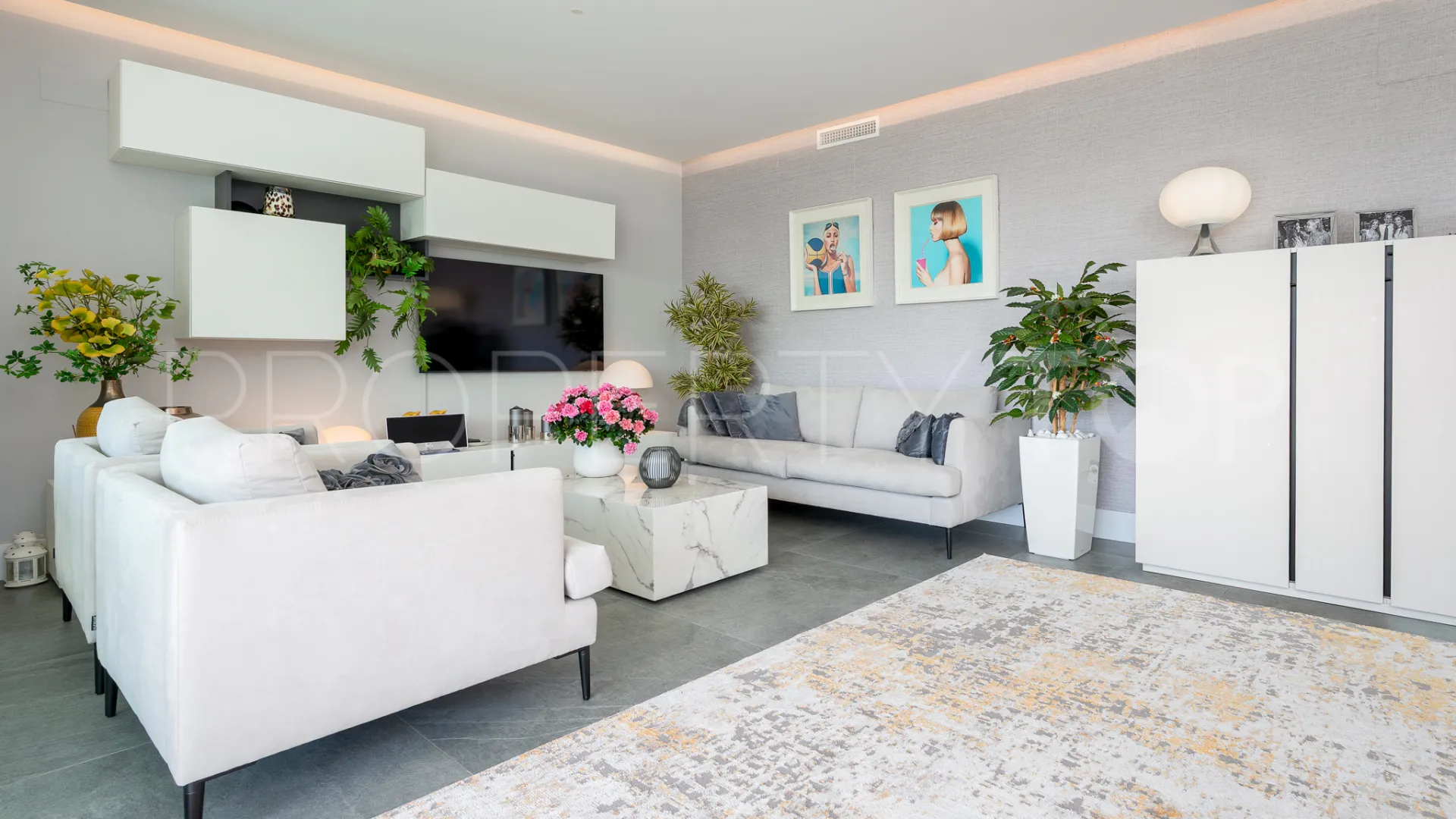 Buy apartment in Benahavis