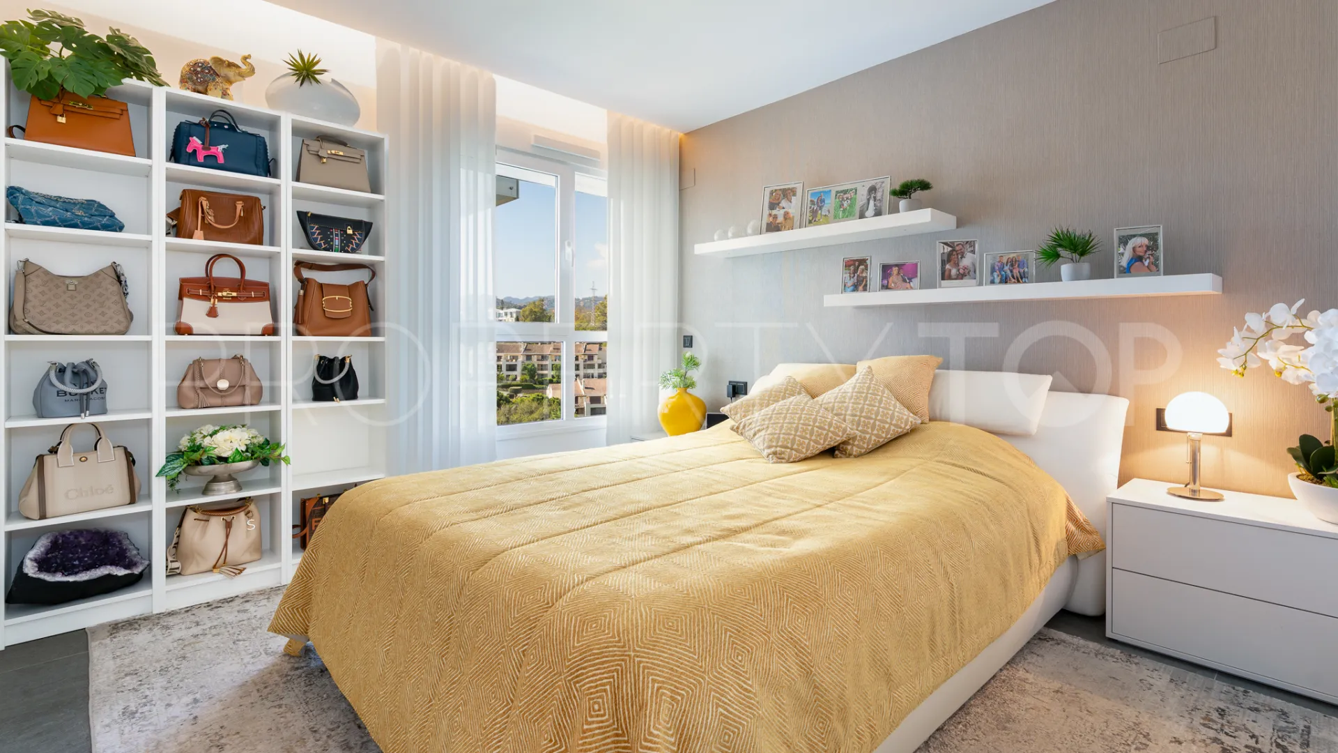 Buy apartment in Benahavis
