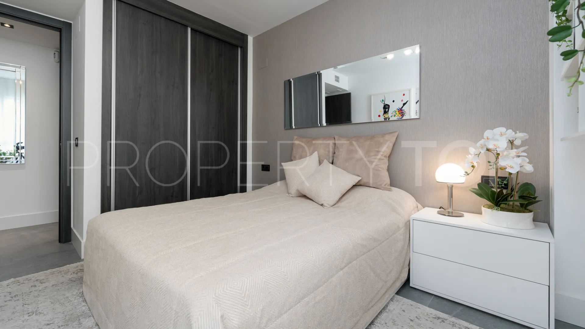 Buy apartment in Benahavis