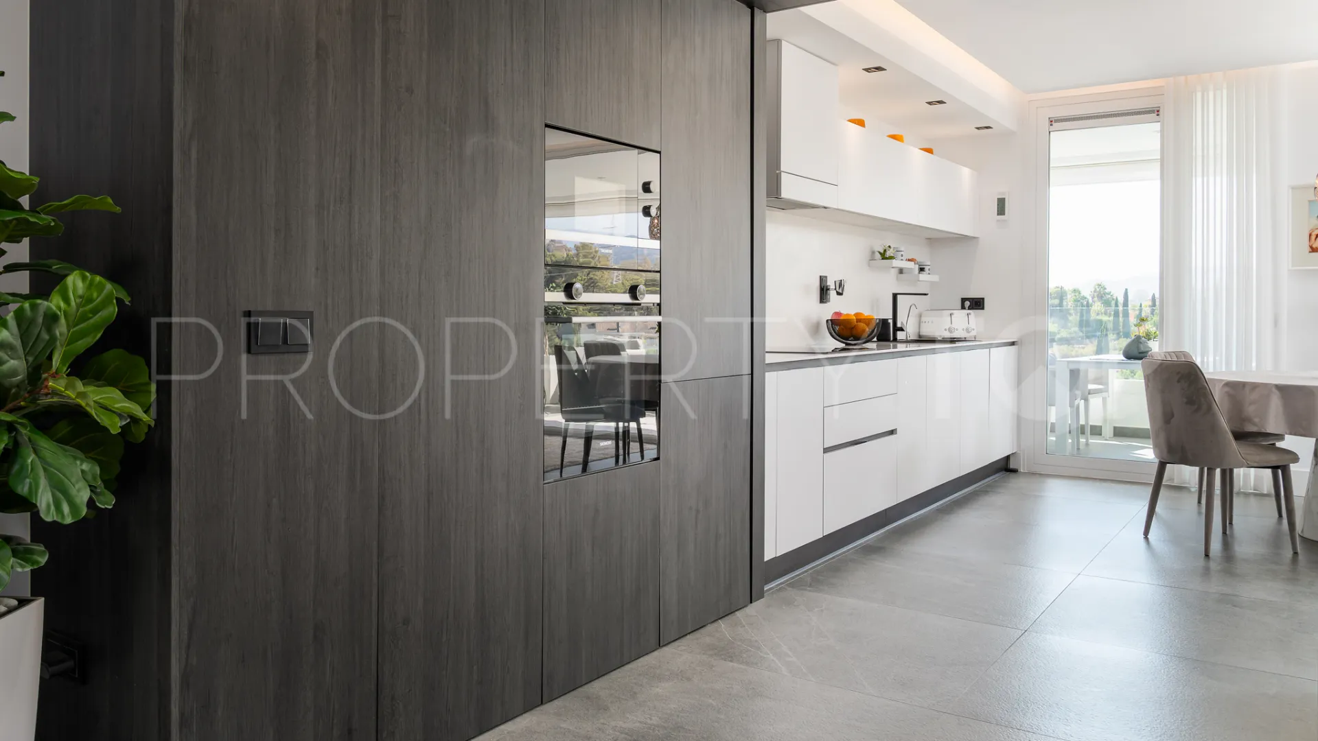 Buy apartment in Benahavis