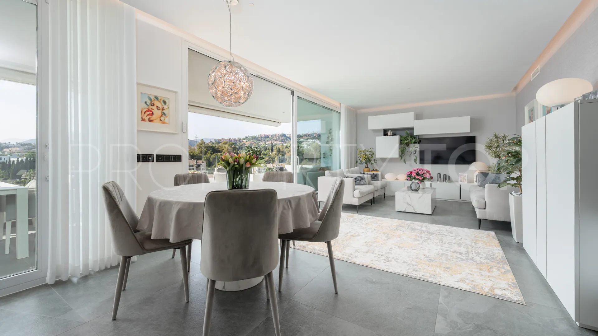 Buy apartment in Benahavis