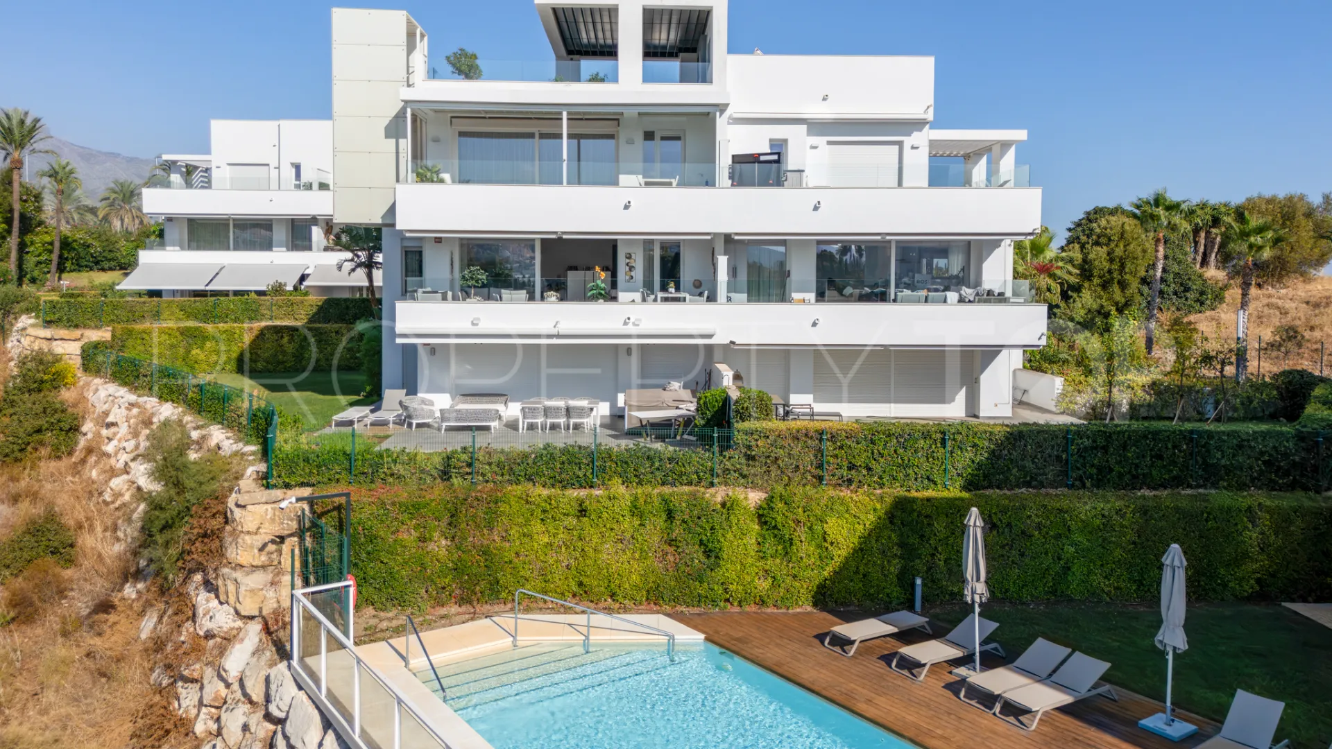 Buy apartment in Benahavis